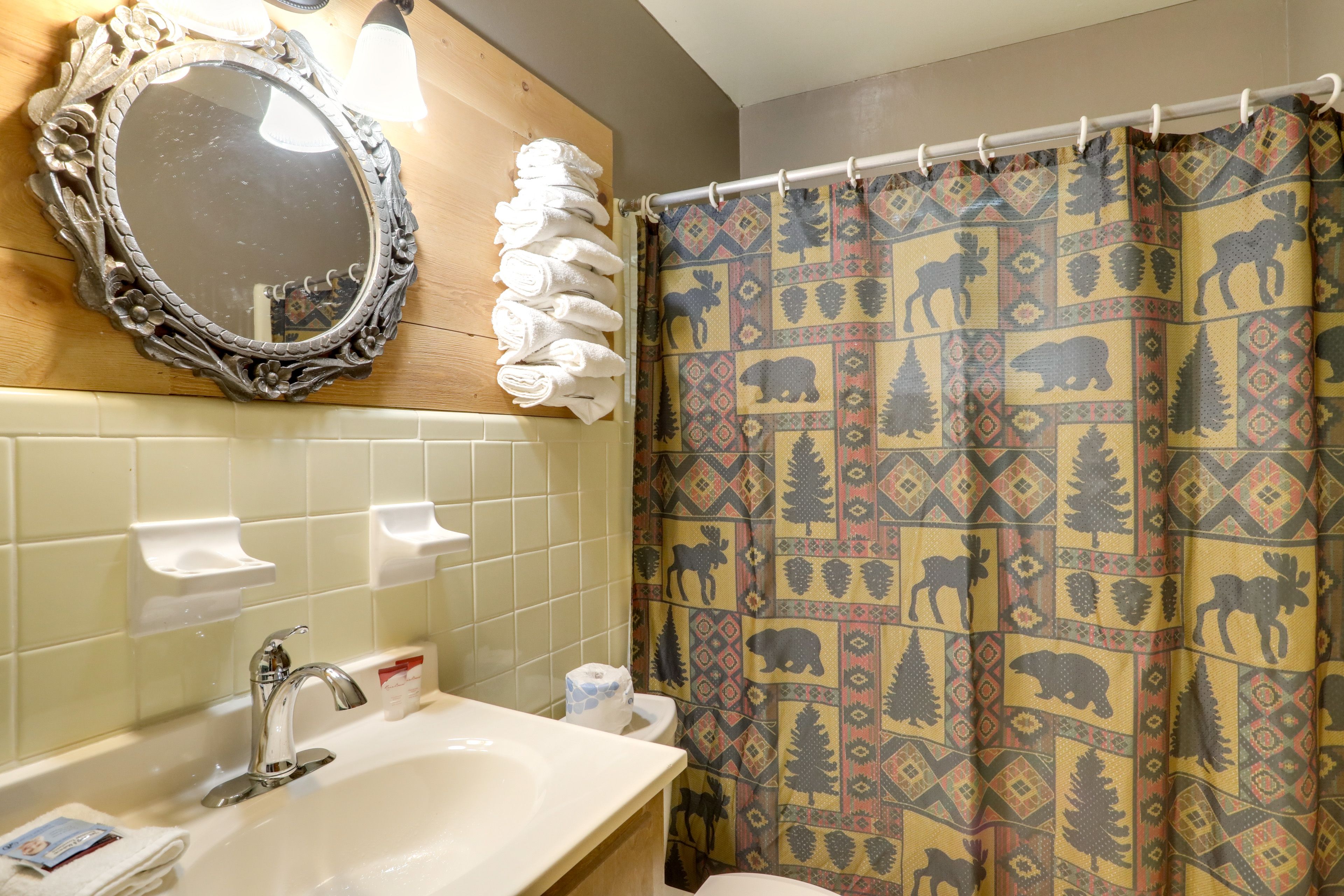 Full Bathroom | Towels Provided