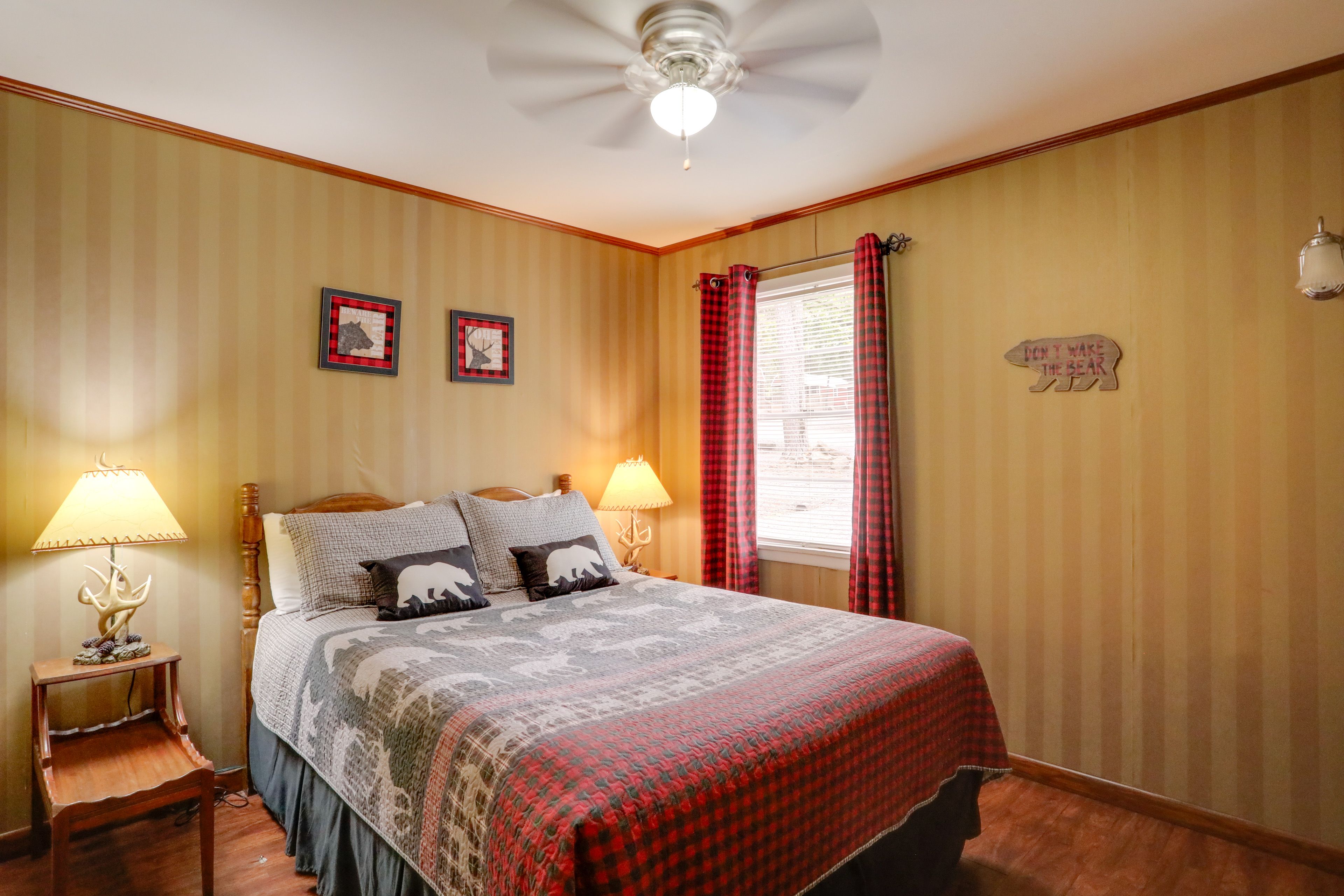Bedroom 1 | Queen Bed