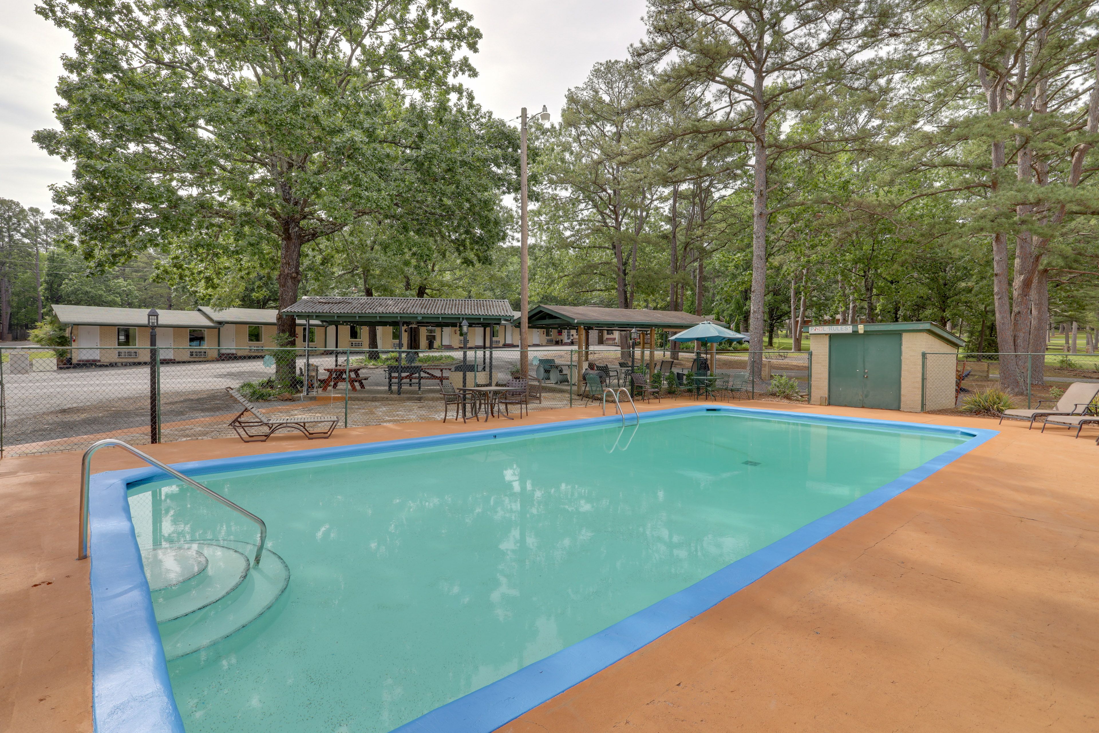 Southern Comfort Inn & Resort Community Amenities | Seasonal Pool