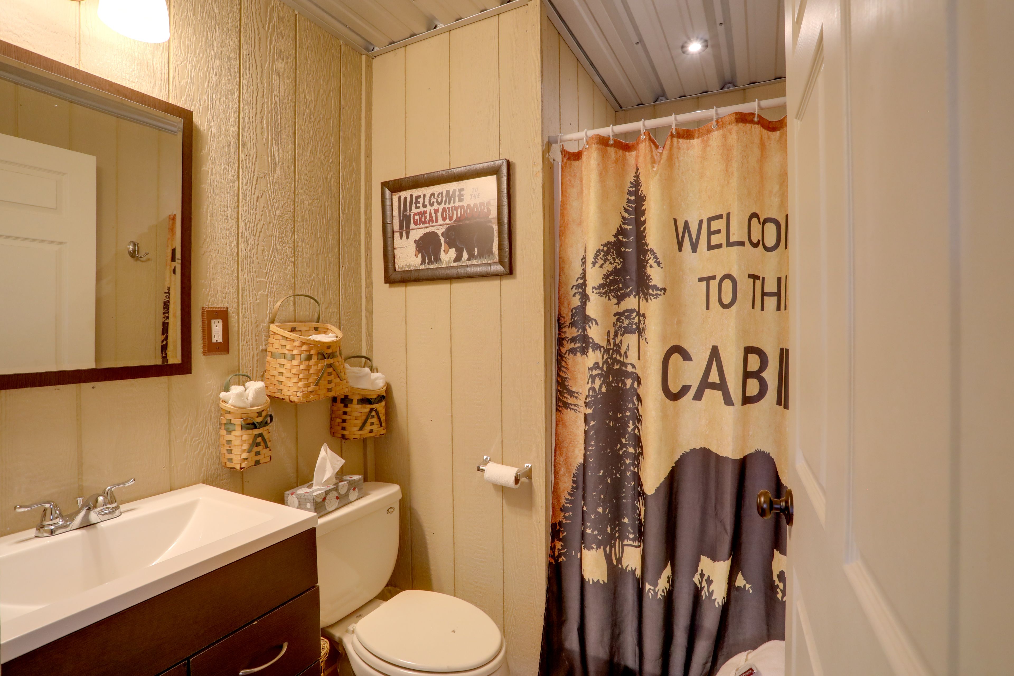Studio | Full Bathroom | Towels Provided