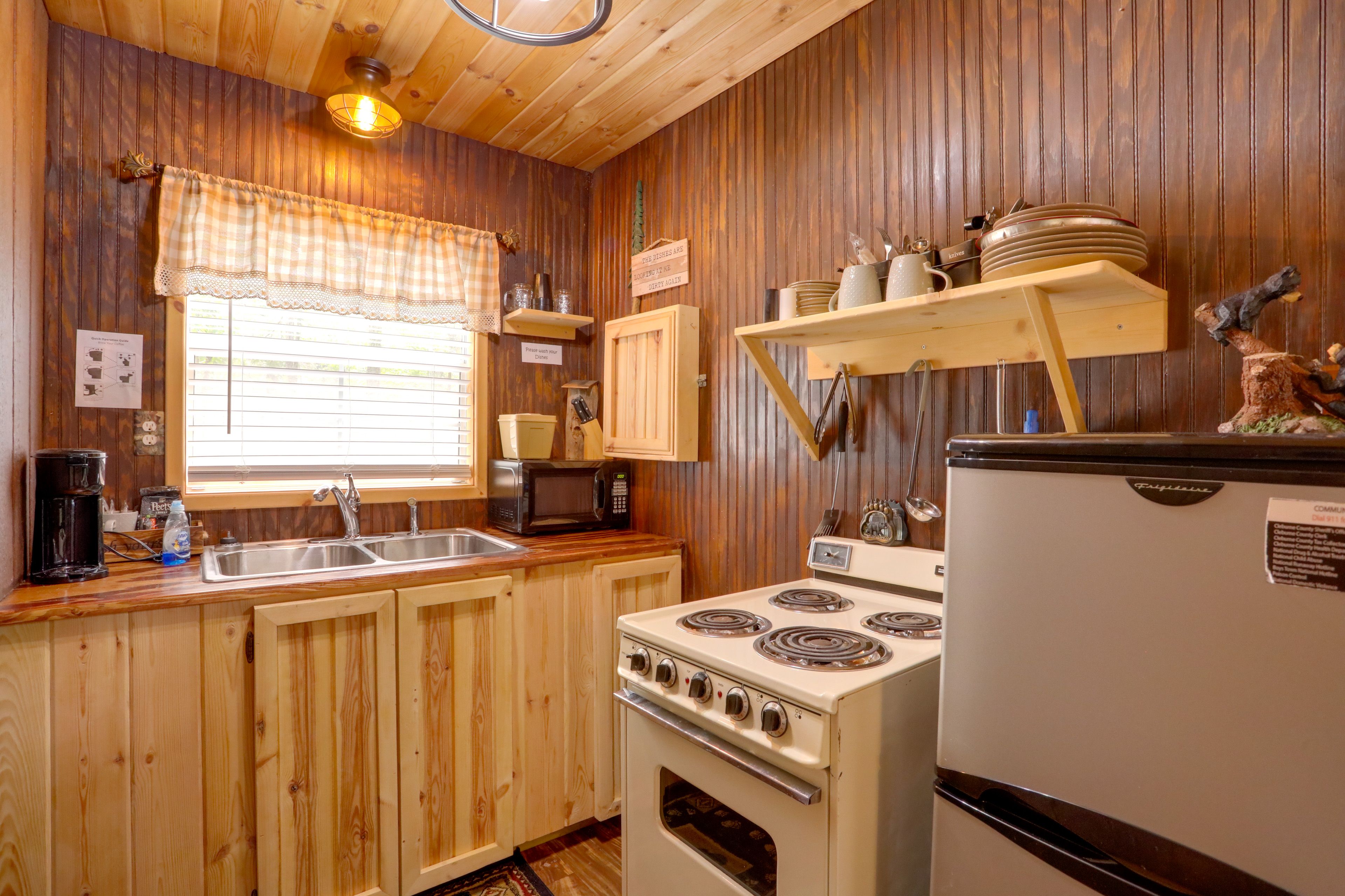 Studio | Kitchenette | Dishware & Flatware