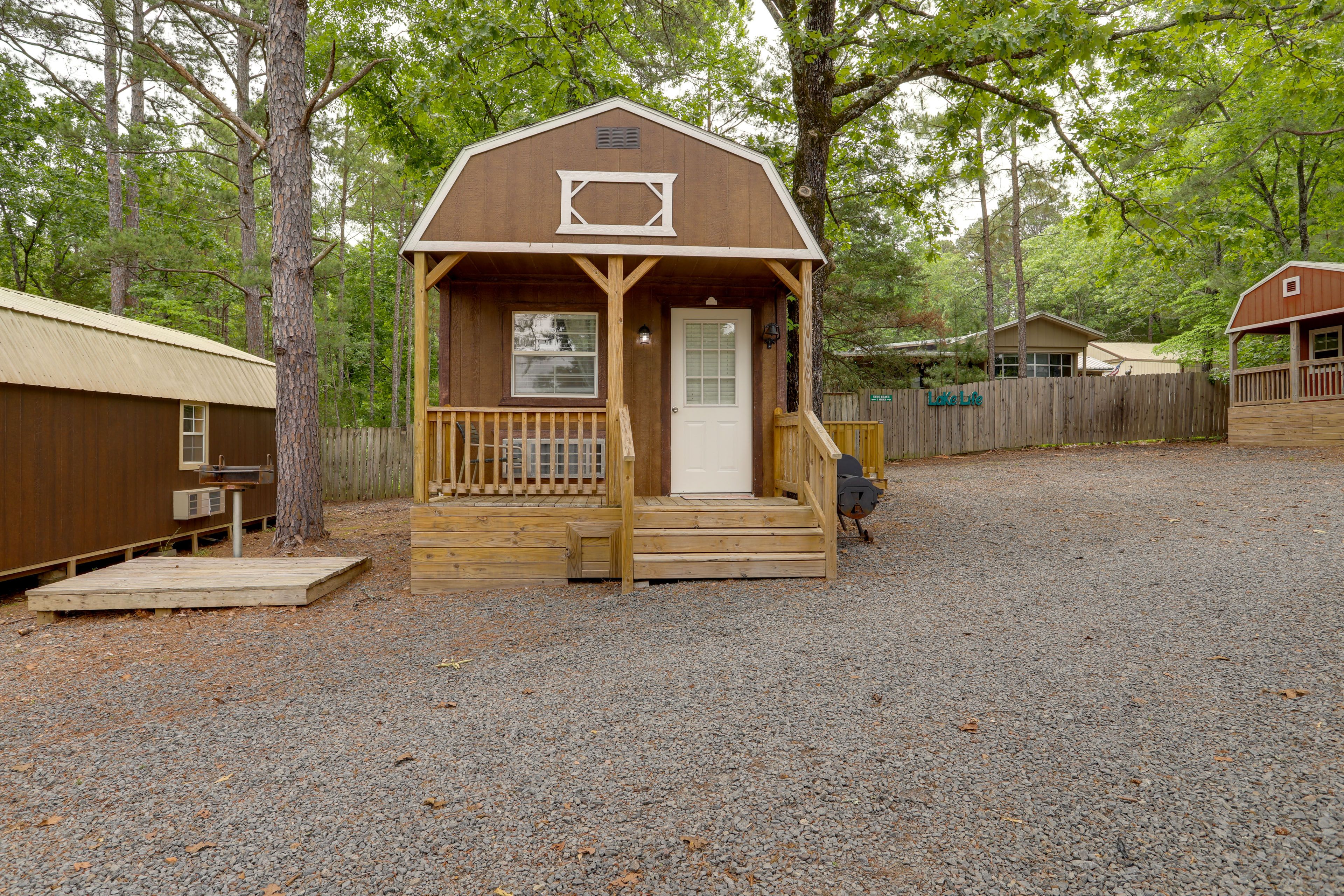 Higden Vacation Rental | Studio | 1BA | 3 Steps to Enter | 325 Sq Ft