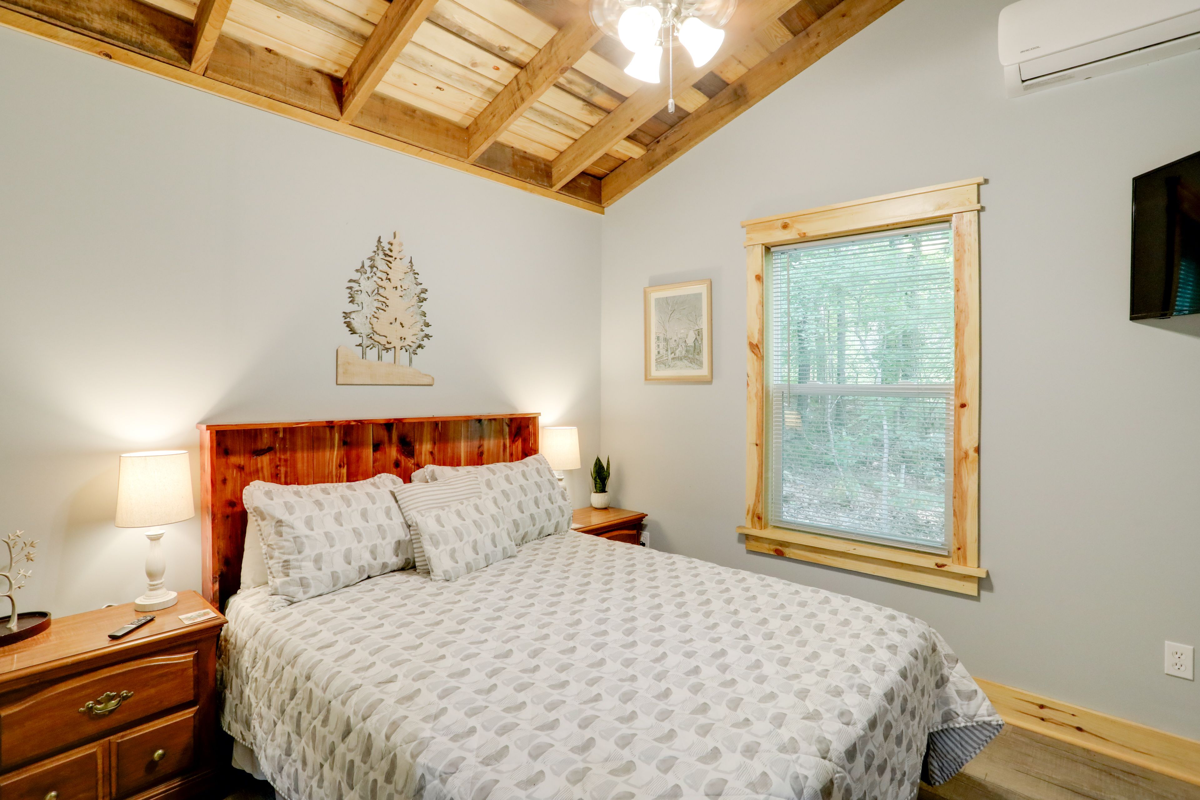 Bedroom 2 | Queen Bed | Smart TV