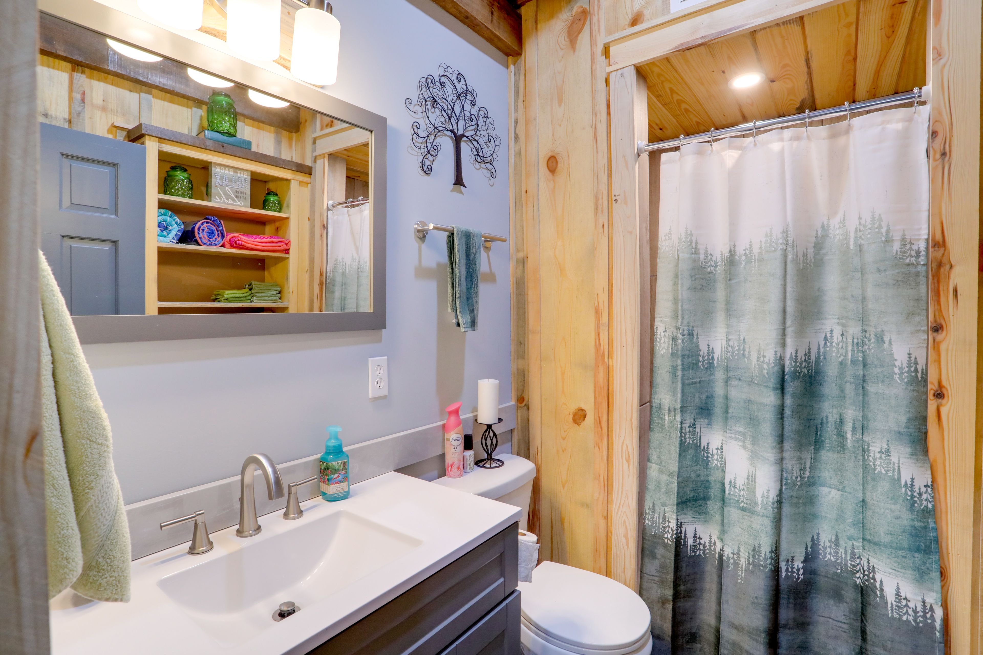 Full Bathroom | Towels Provided