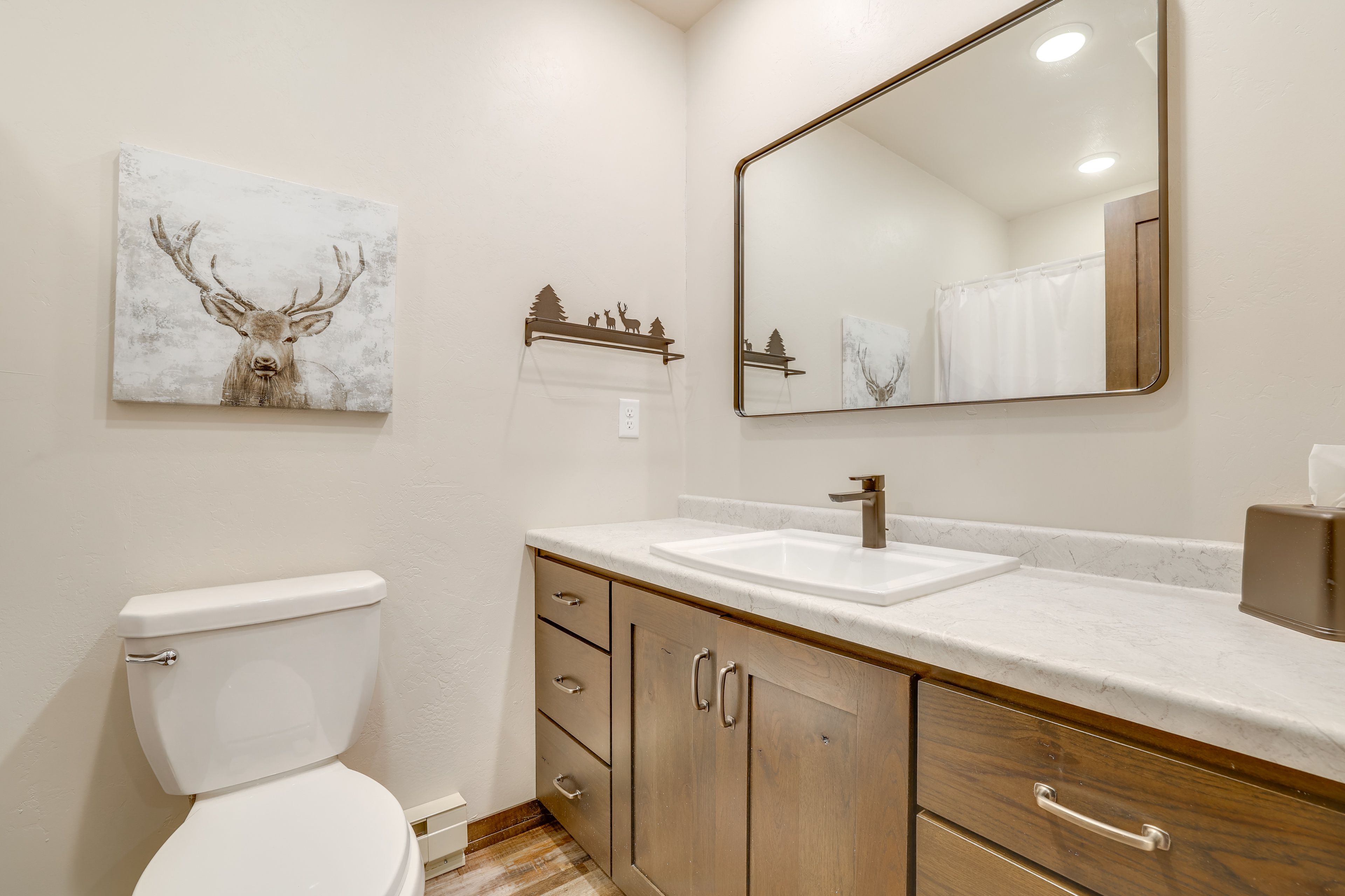 Full Bathroom | Towels Provided