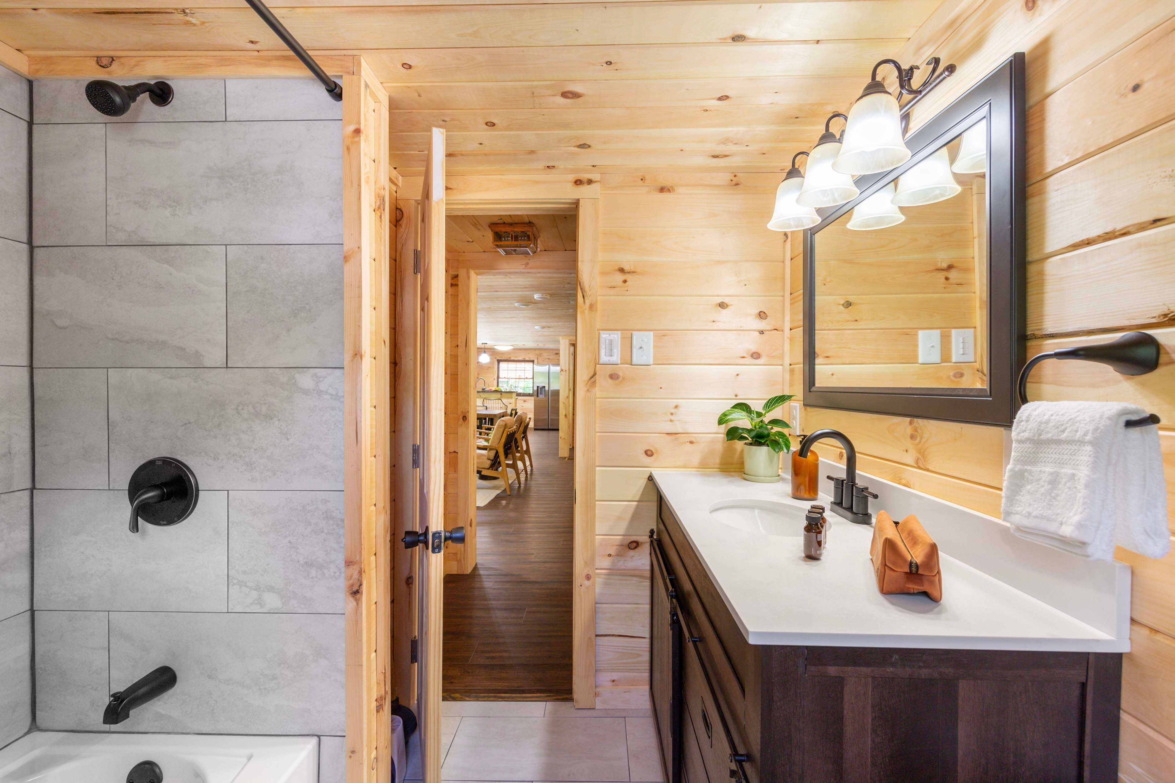Full Bathroom | 1st Floor | Towels Provided