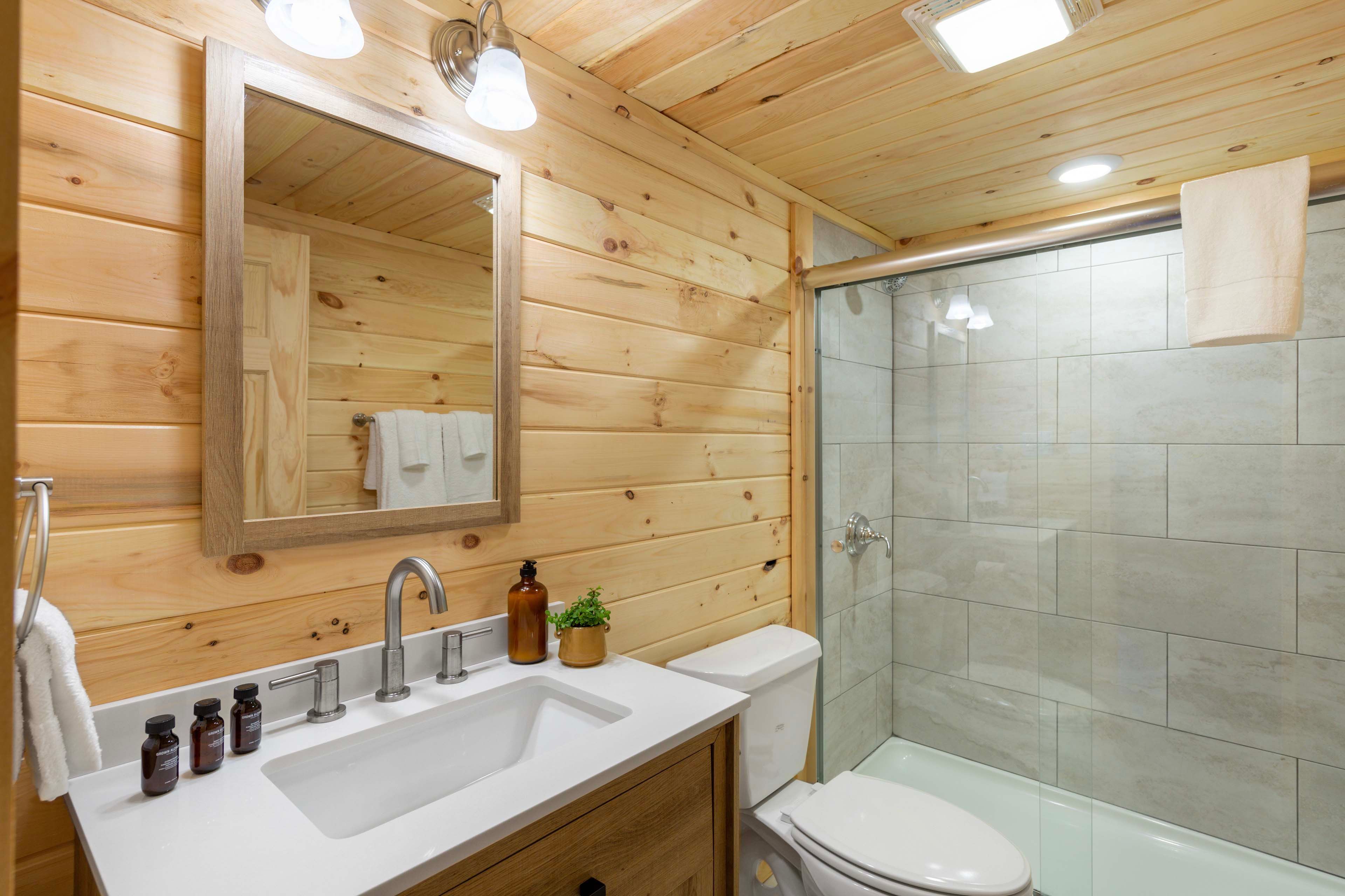 Full Bathroom | 1st Floor | Towels Provided
