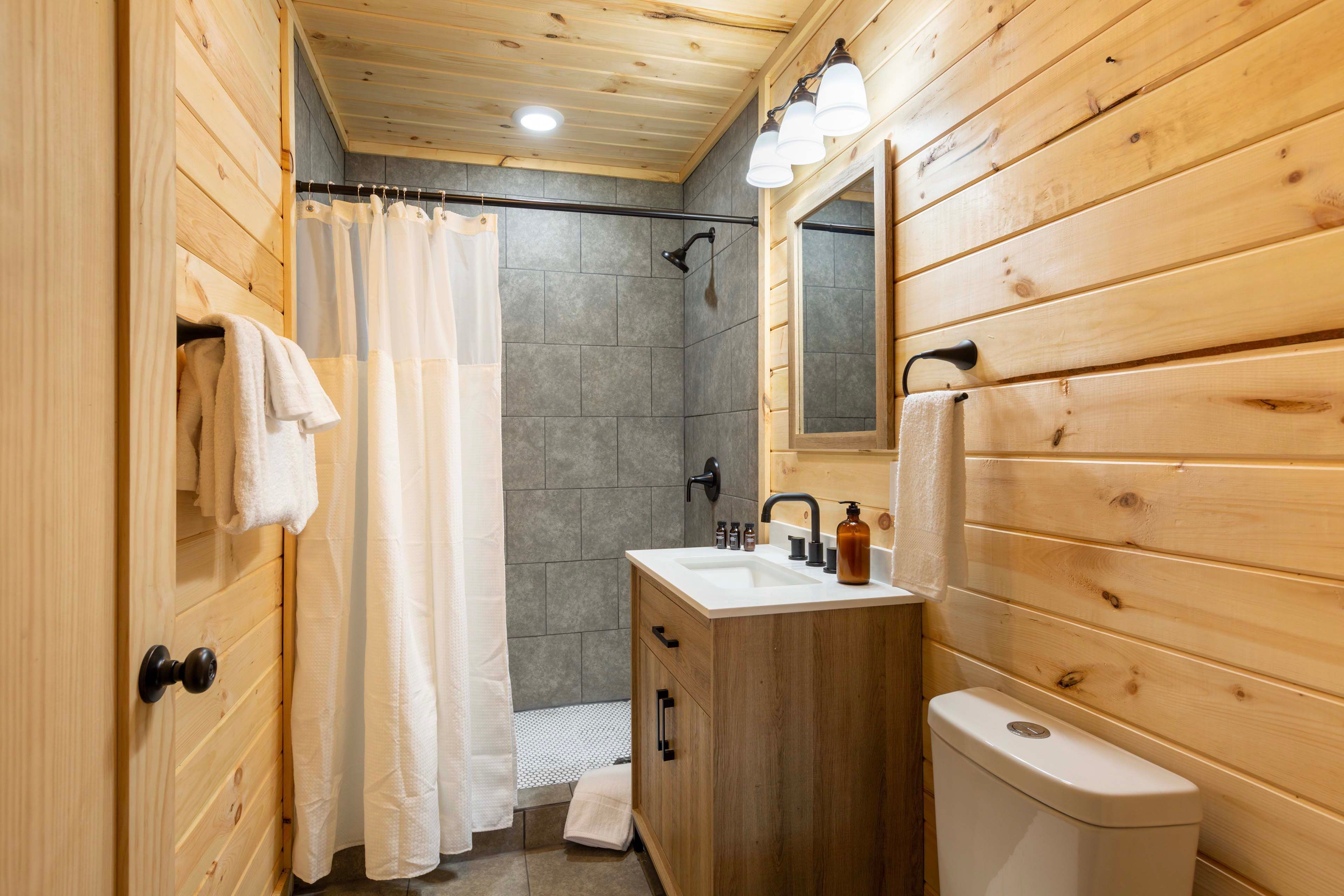 Full Bathroom (Detached Unit) | Towels Provided