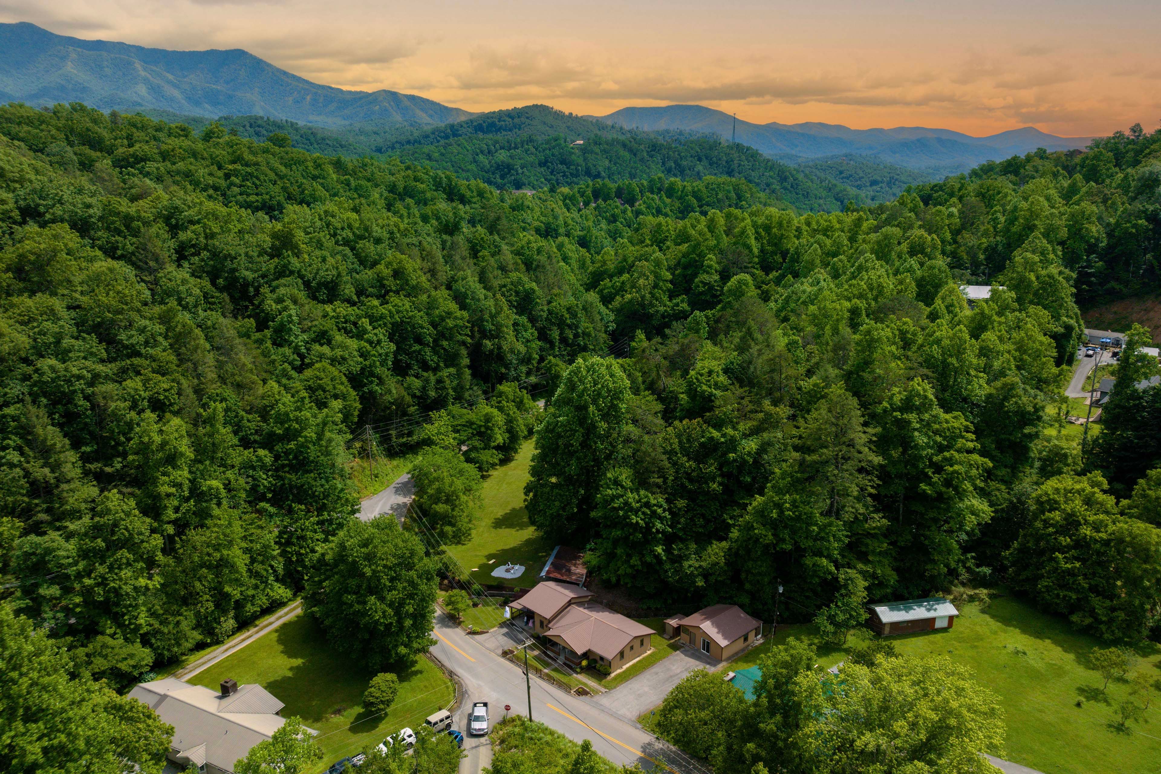 Gatlinburg Vacation Rental | 6BR | 4BA | 3 Steps to Enter | 2,388 Sq Ft