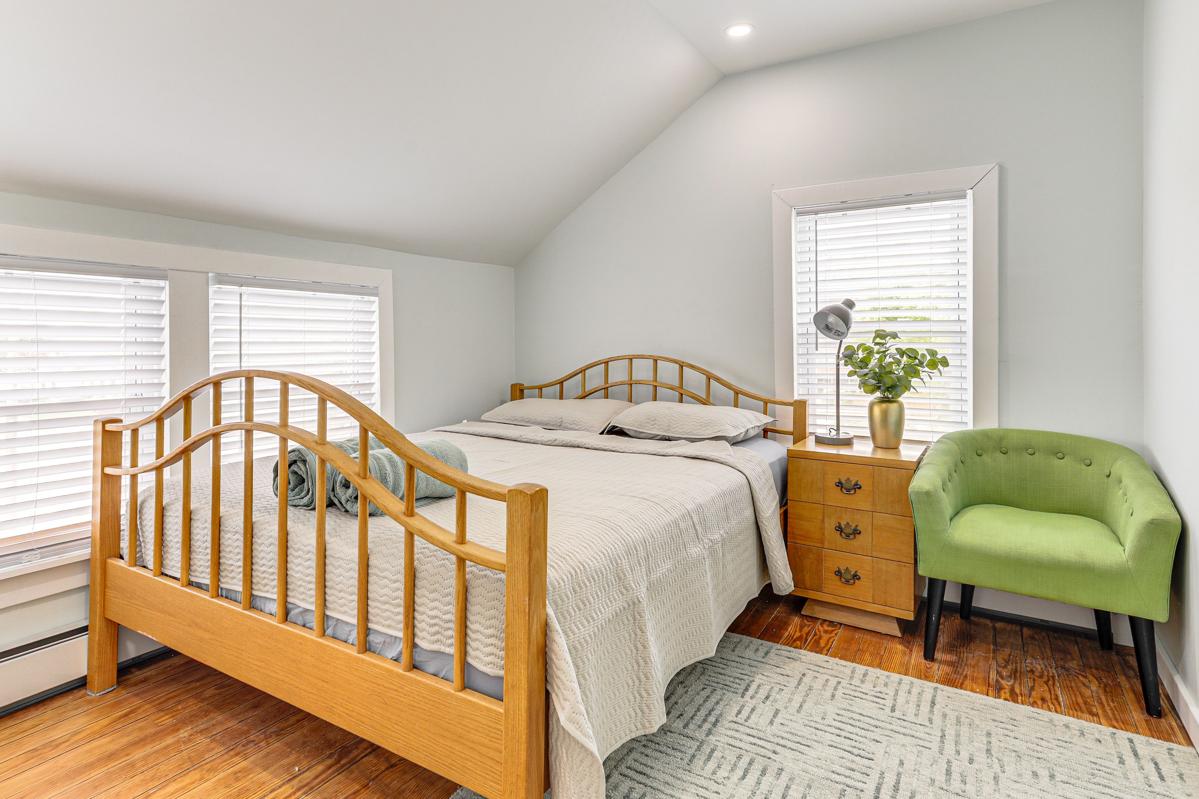 Bedroom 1 | Queen Bed