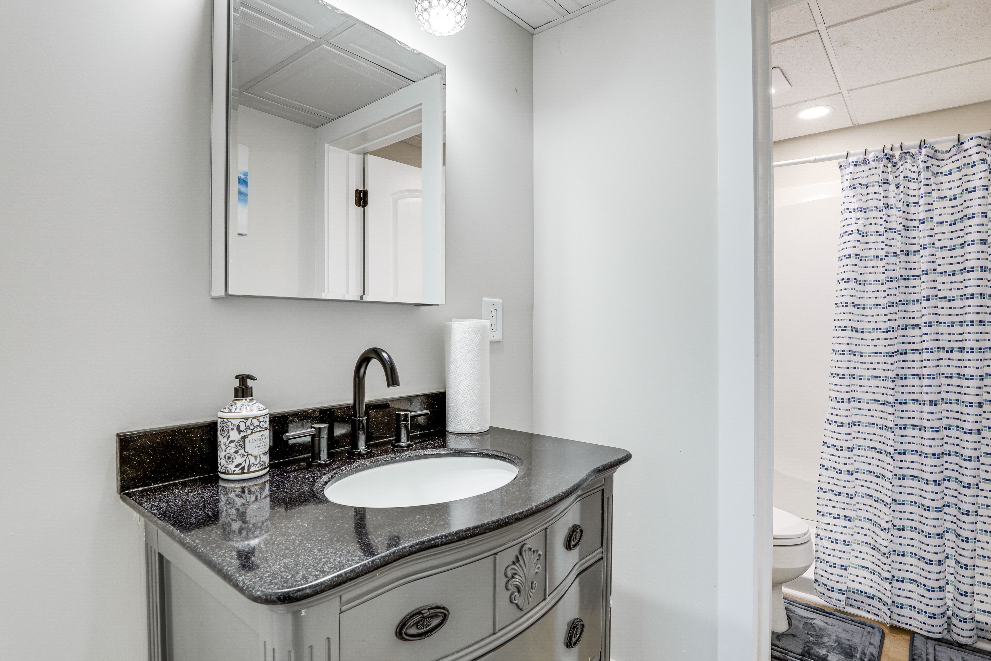 Full Bathroom | Towels Provided