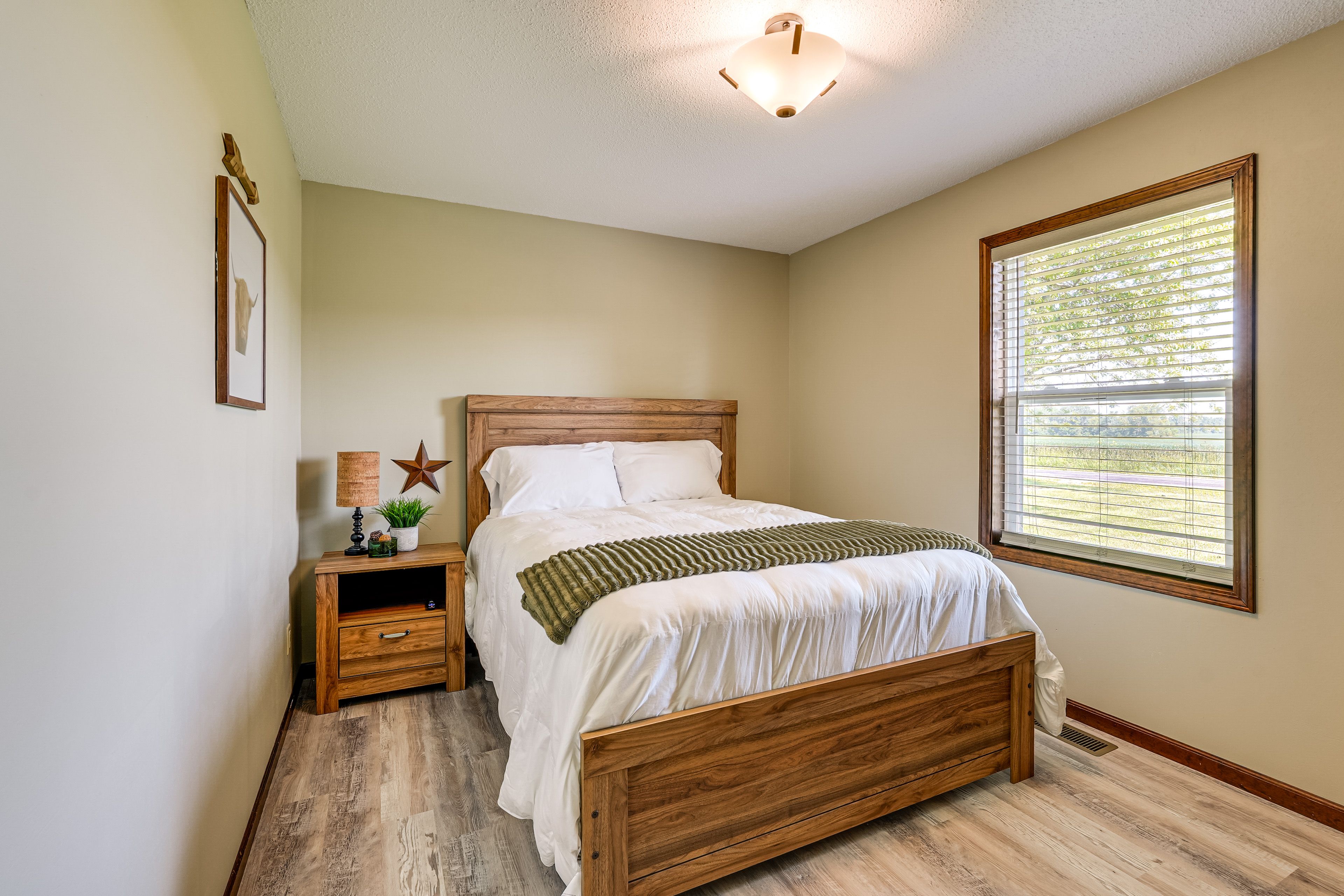 Bedroom 2 | Queen Bed | Smart TV