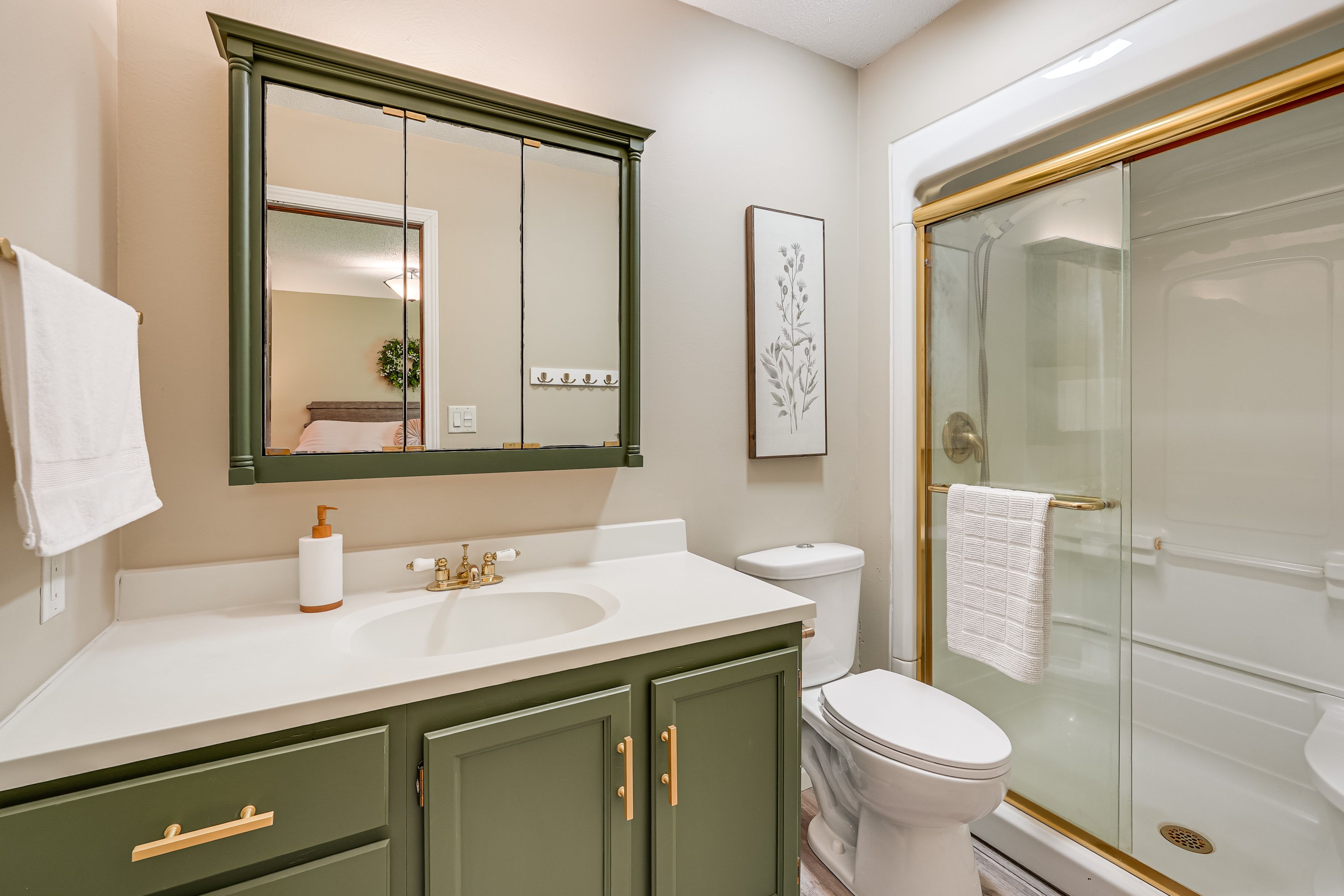 Full Bathroom | Towels Provided