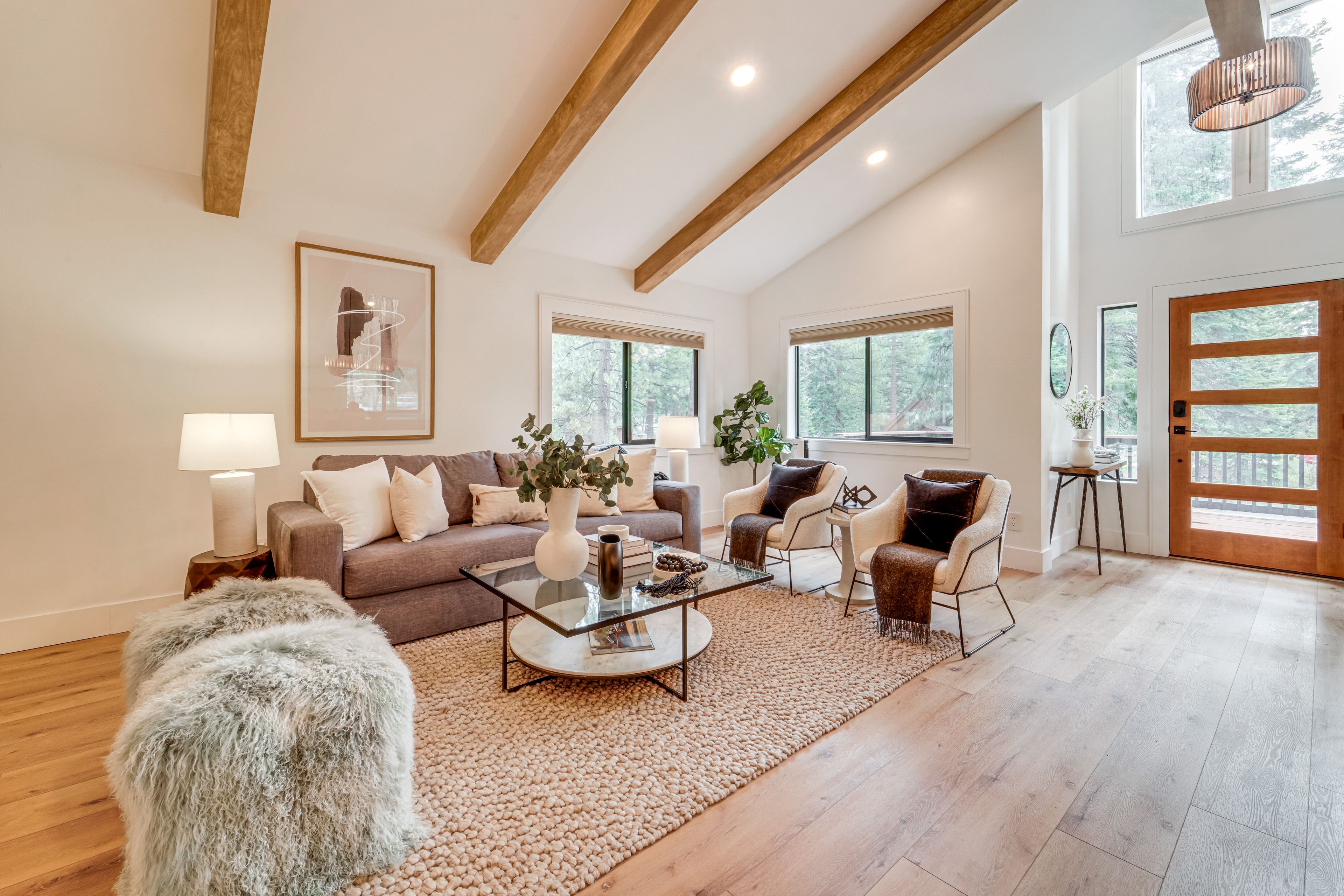 Living Room | 2nd Floor | Central Heating | Free WiFi