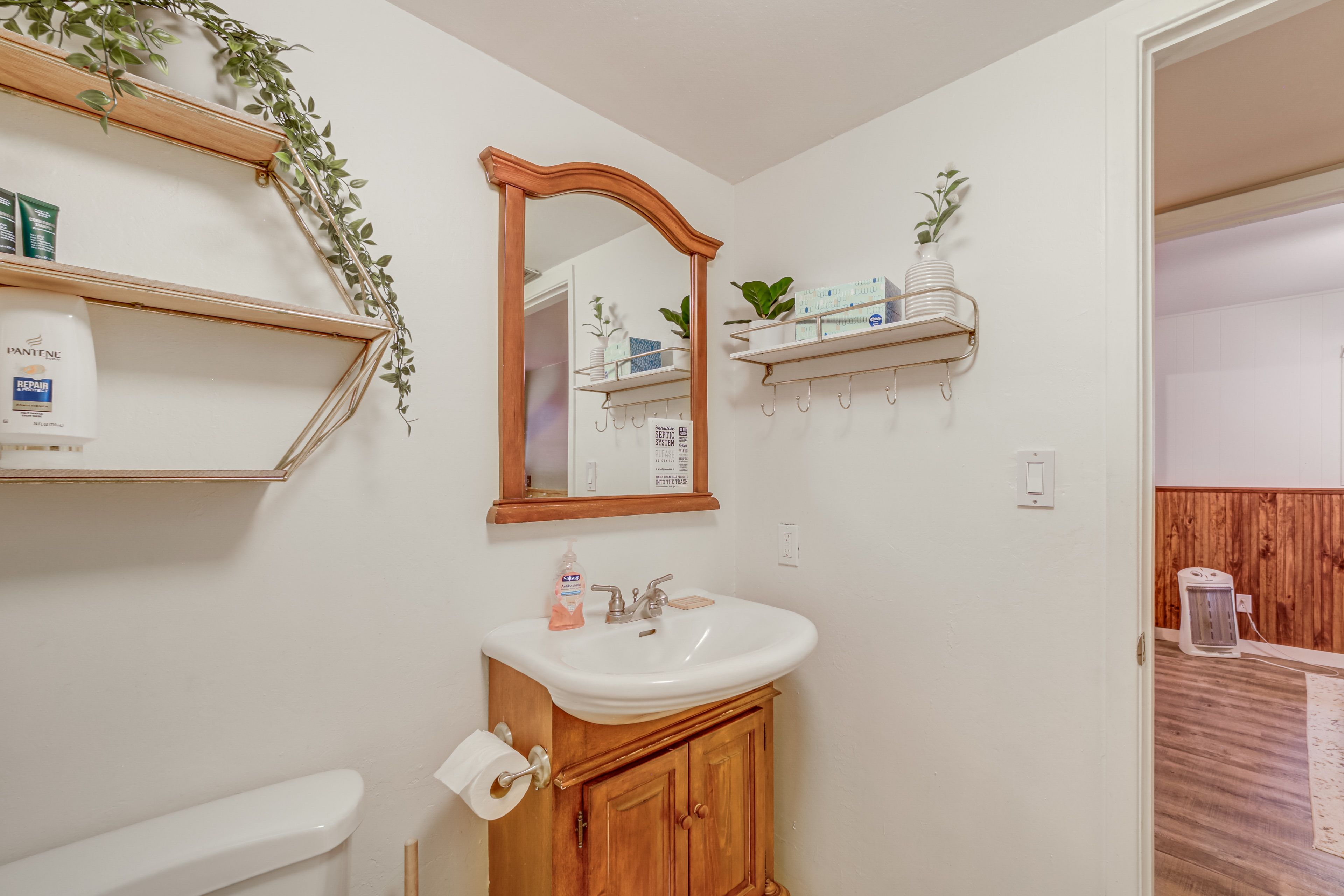 Full Bathroom | Towels Provided
