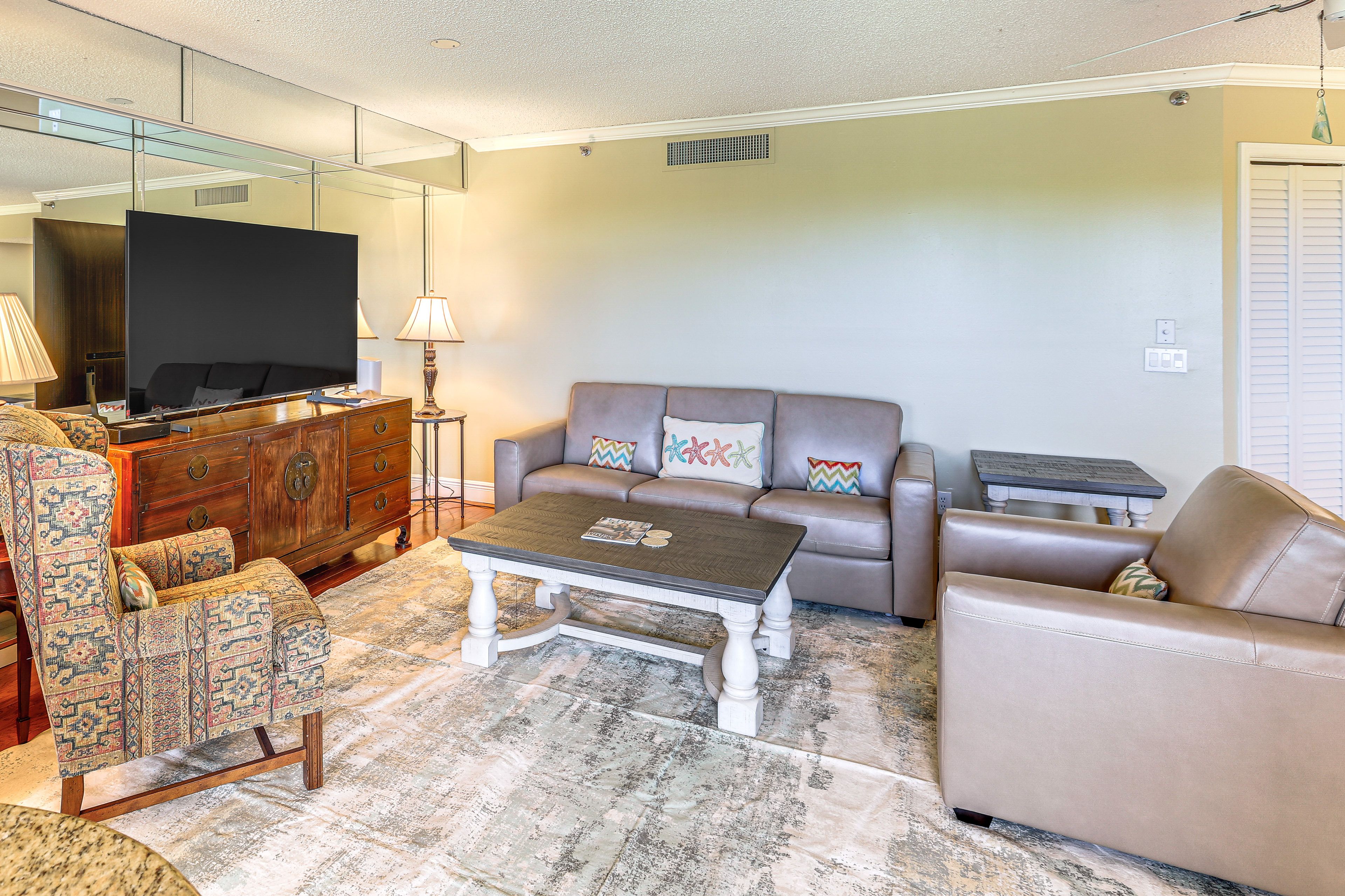Living Room | Queen Sleeper Sofa | Smart TV | Free WiFi | Central A/C & Heating