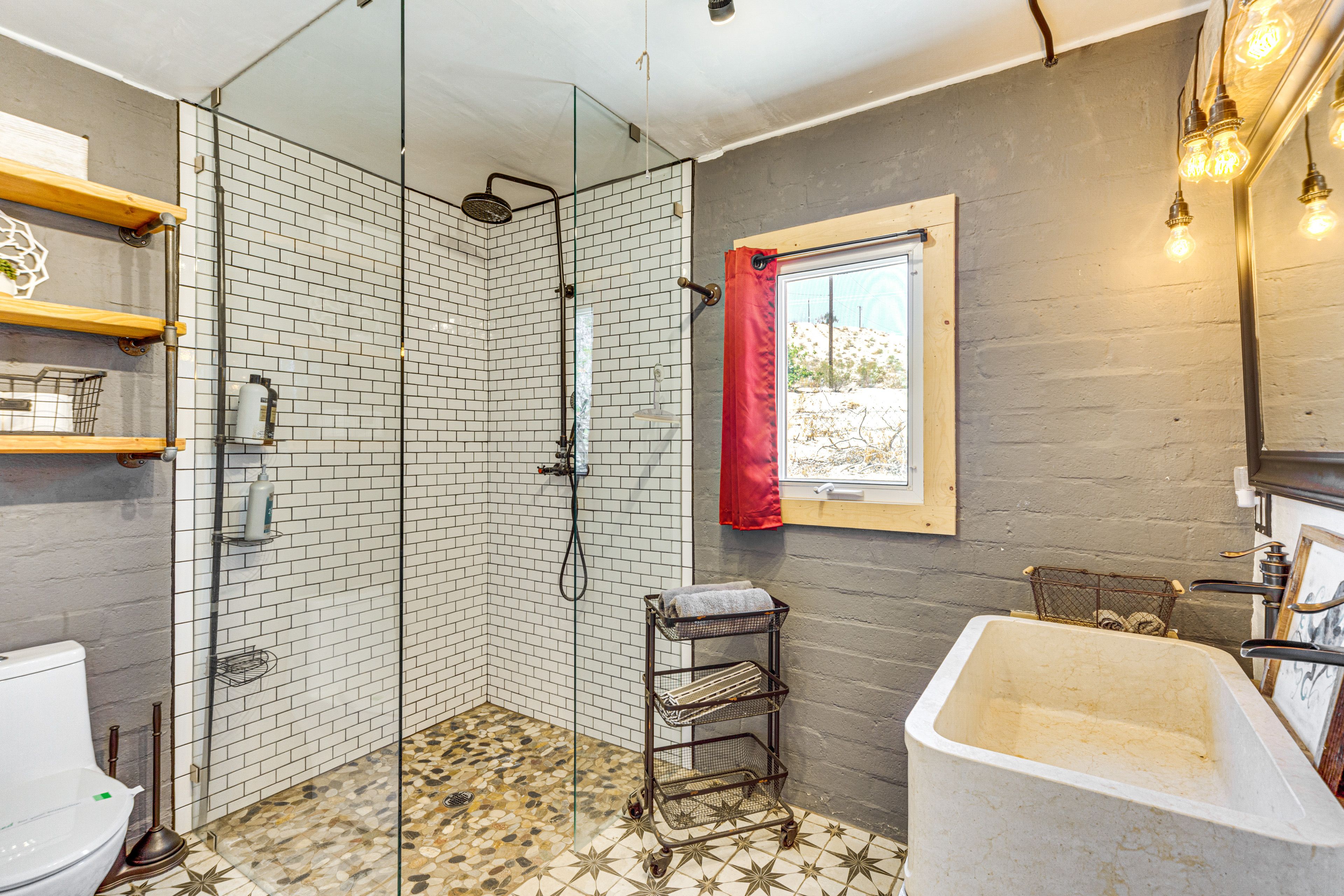 Full Bathroom | Towels Provided