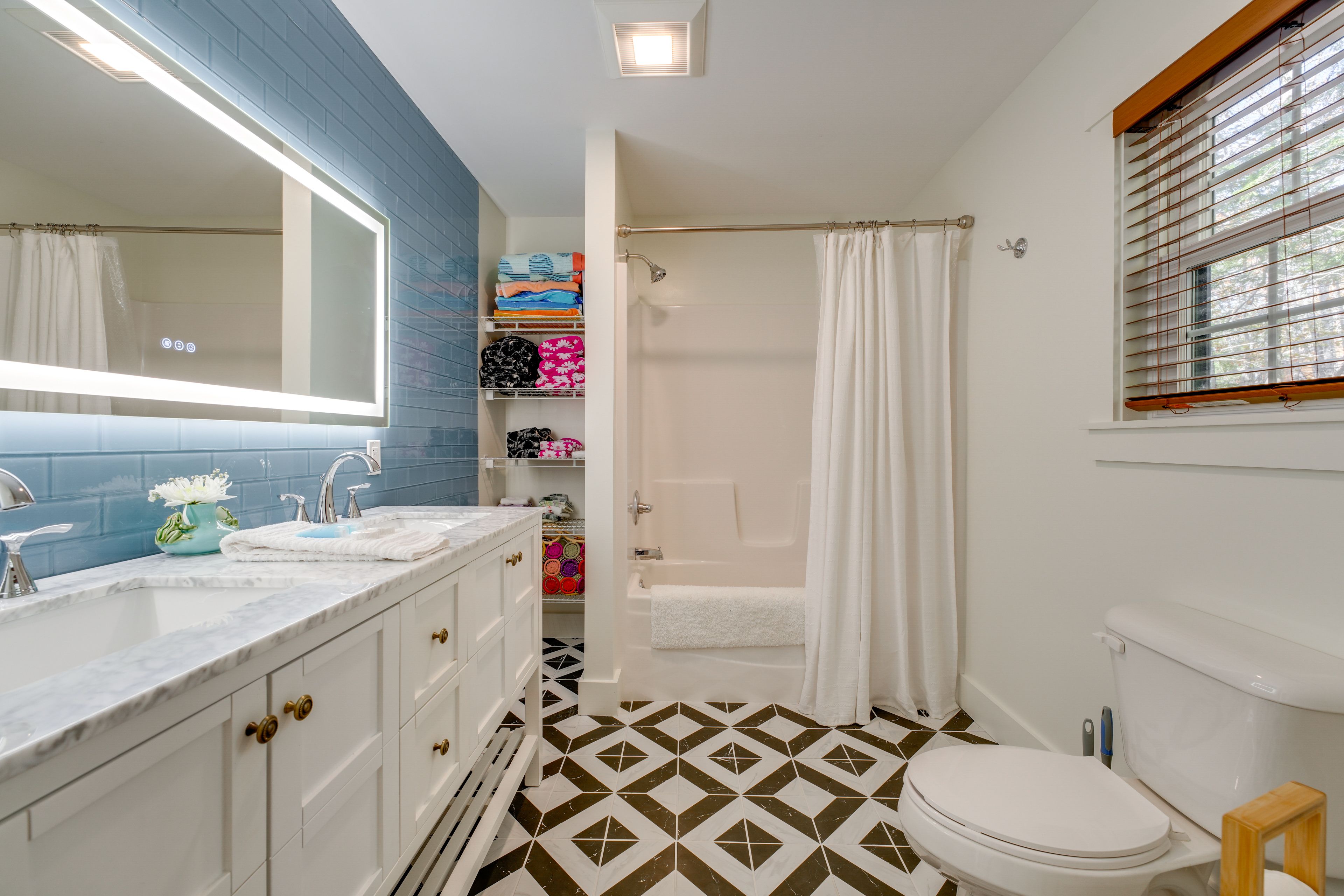 Full Bathroom | Towels Provided | 1st Floor