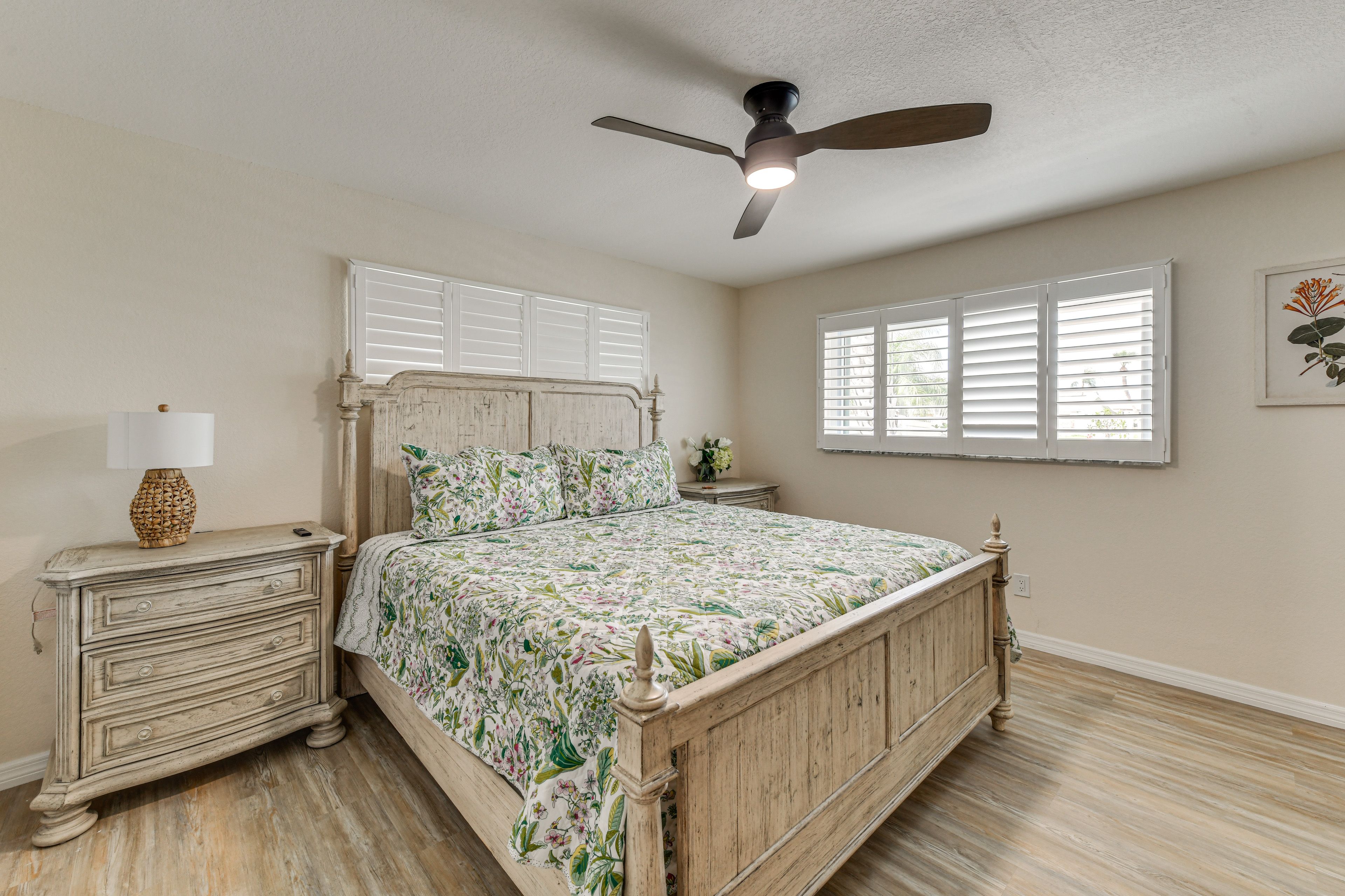 Bedroom 2 | Queen Bed | Smart TV