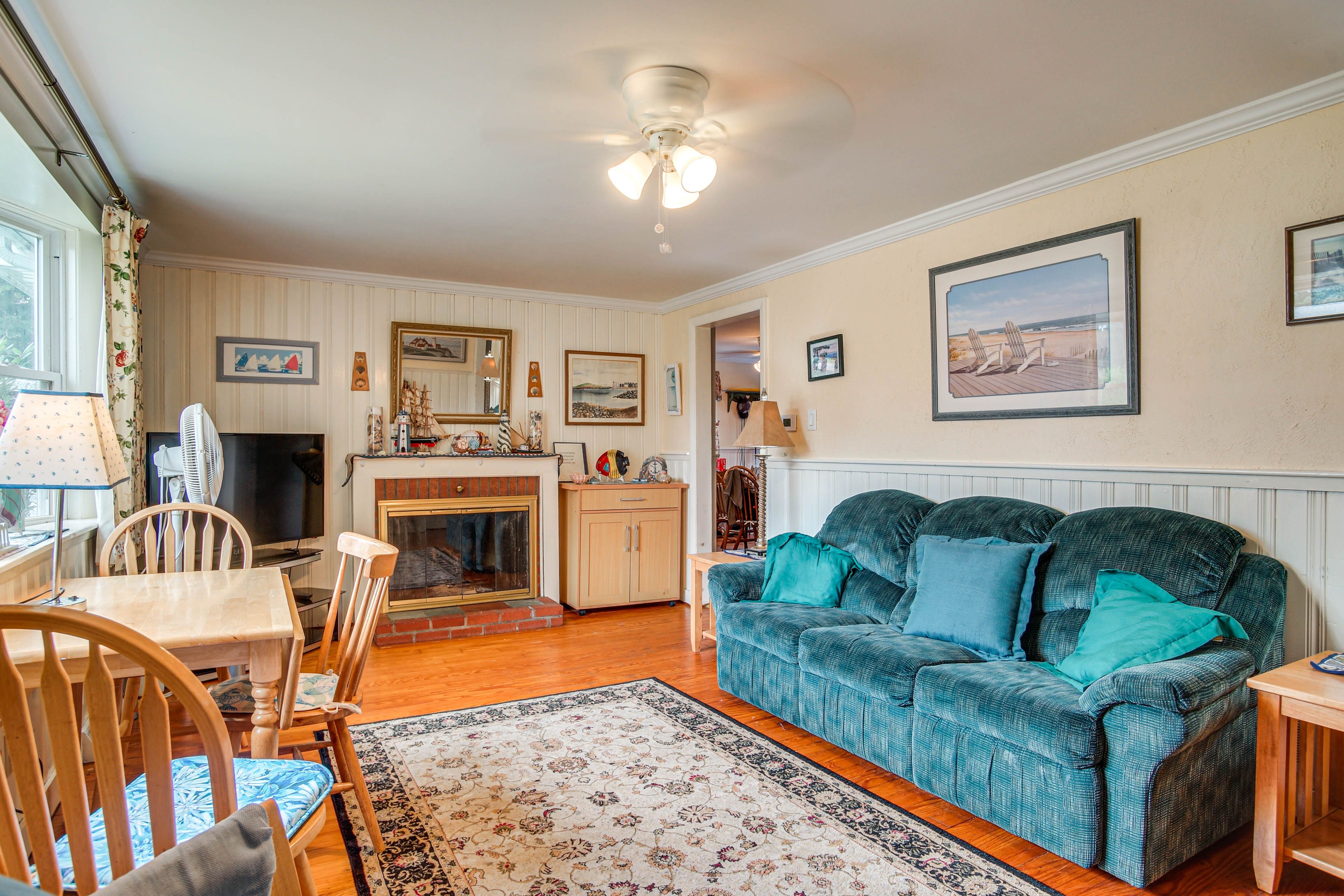 Living Room | Free WiFi | Smart TV | Central A/C | Main Floor