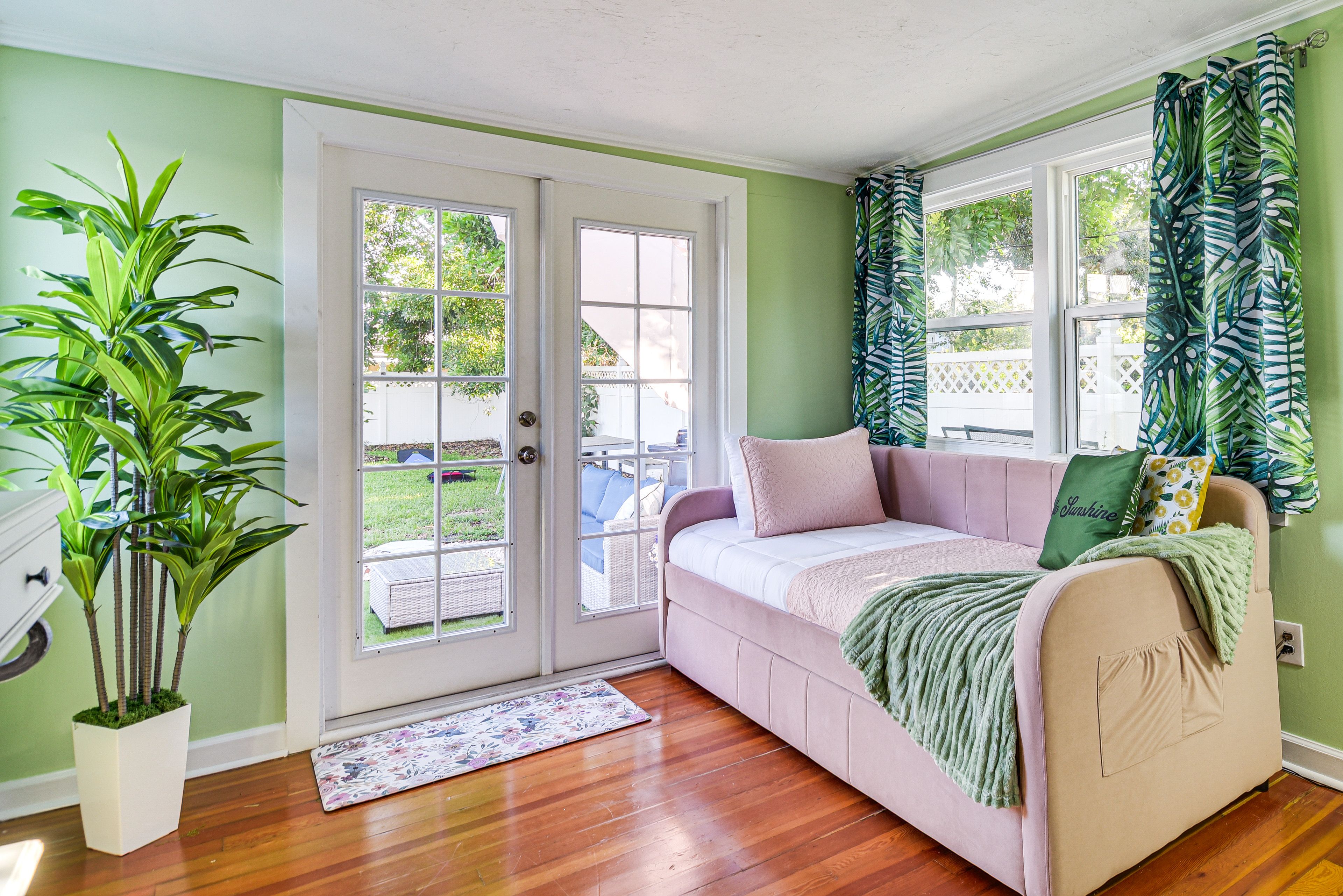 Office | Twin Daybed (Converts to King Bed)