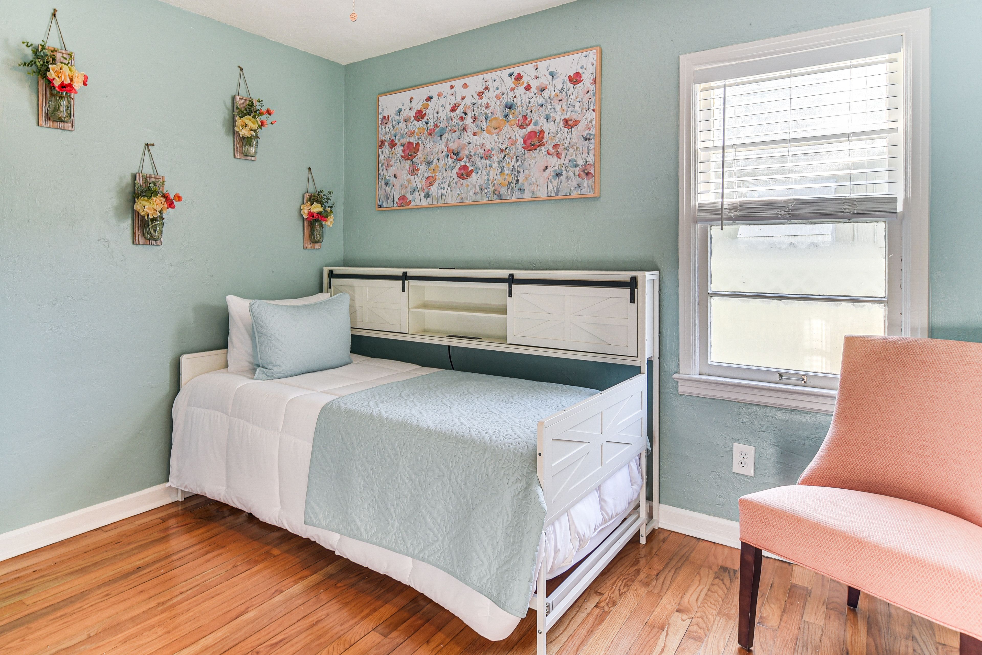 Bedroom 2 | Twin Daybed (Converts to King Bed) | Smart TV