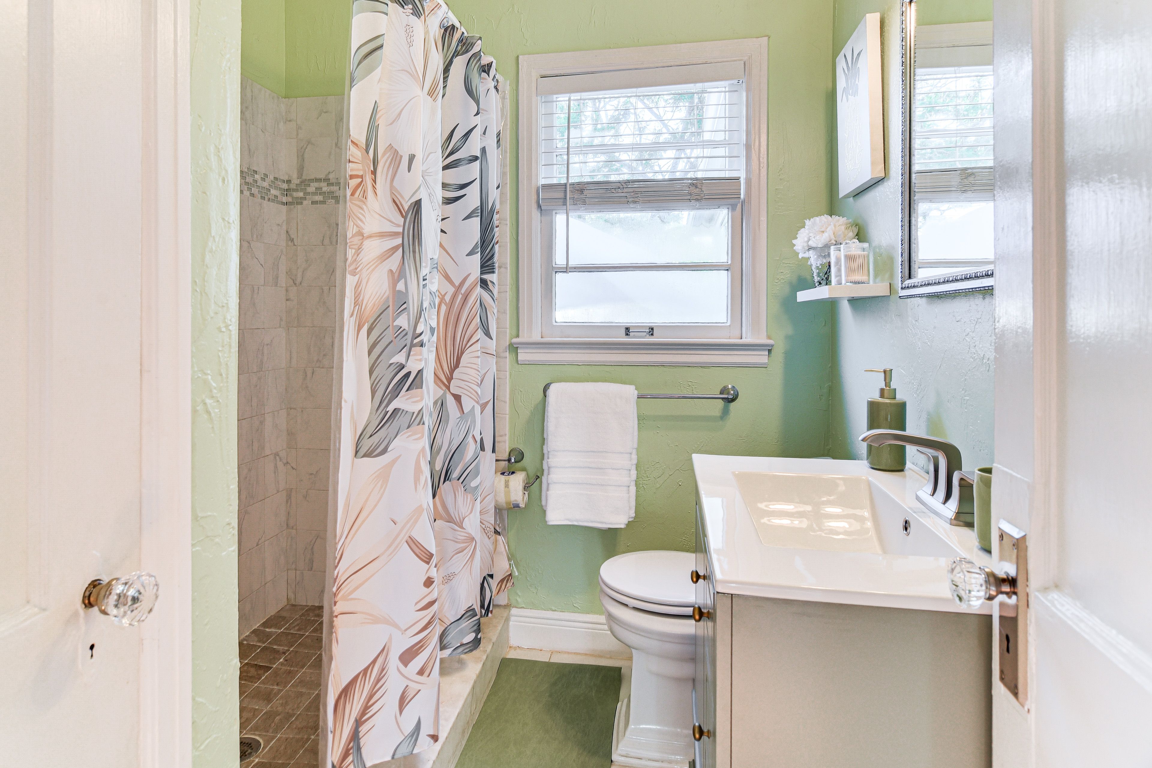 Full Bathroom | Towels Provided