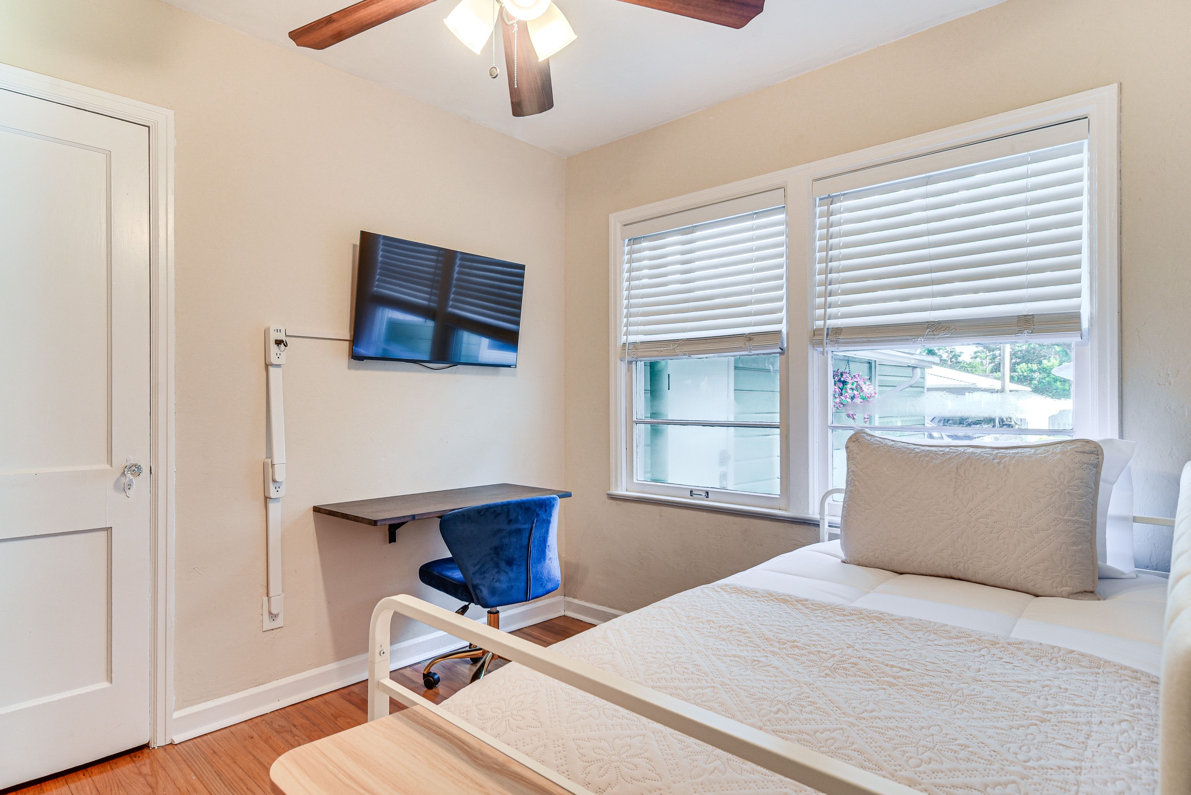 Bedroom 3 | Twin Daybed (Converts to King Bed) | Smart TV