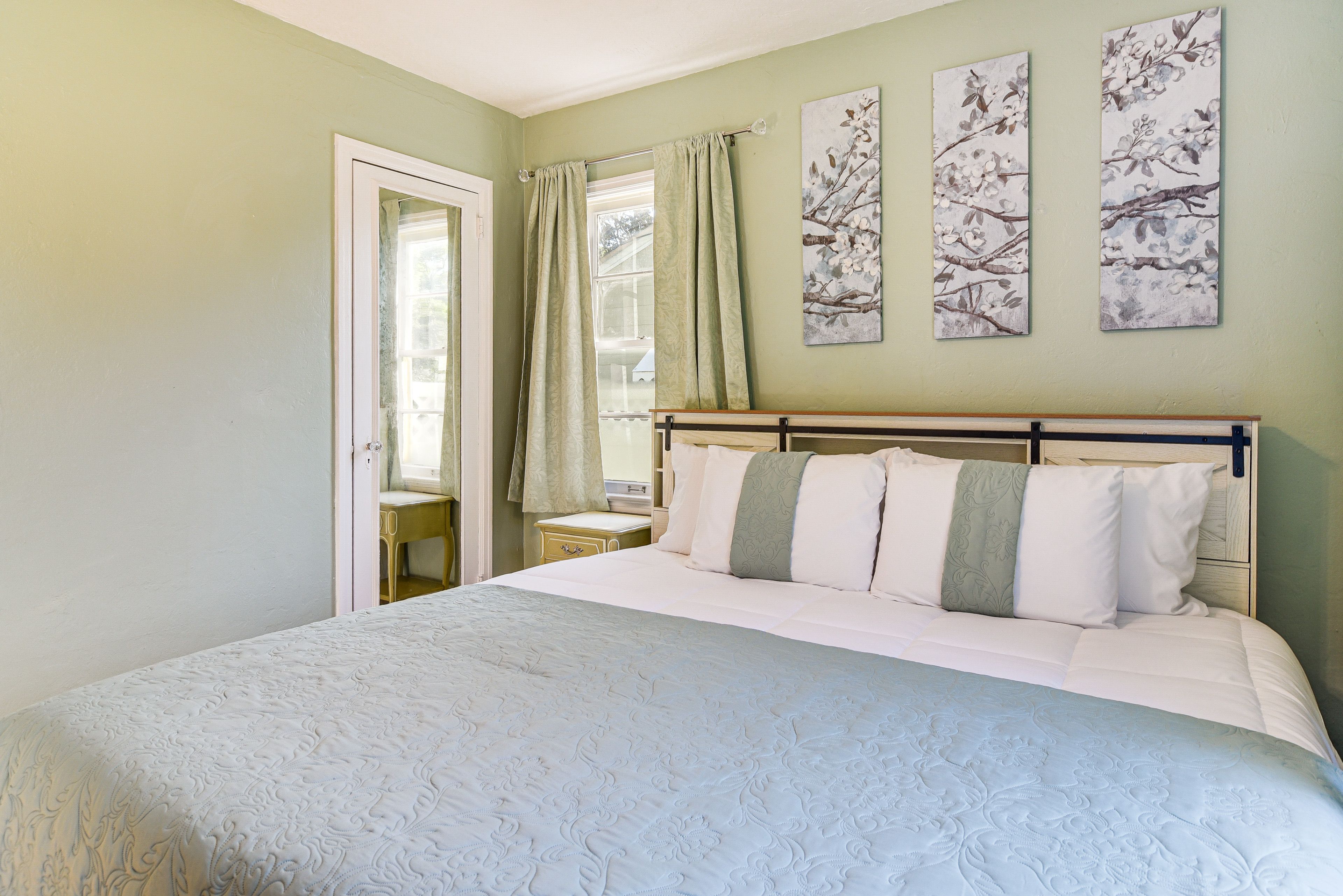 Bedroom 1 | King Bed | Smart TV