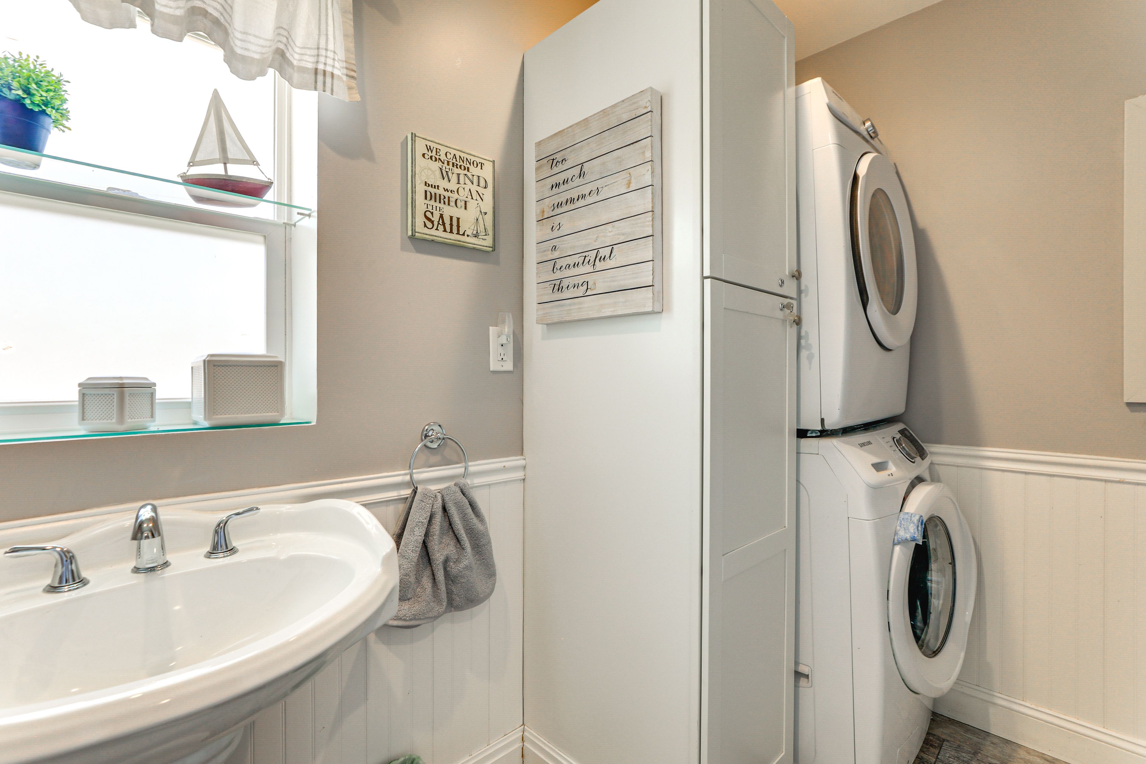 Half Bathroom | Complimentary Toiletries | Towels Provided | Washer/Dryer