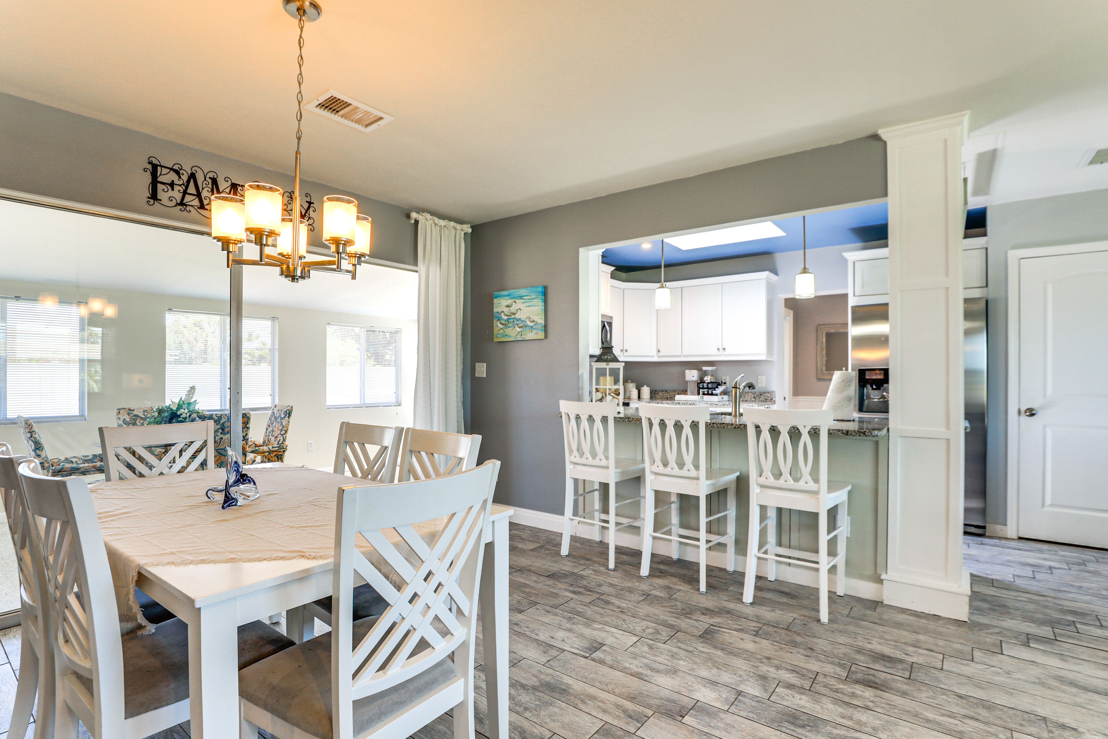 Dining Area | Dishware/Flatware | Free WiFi