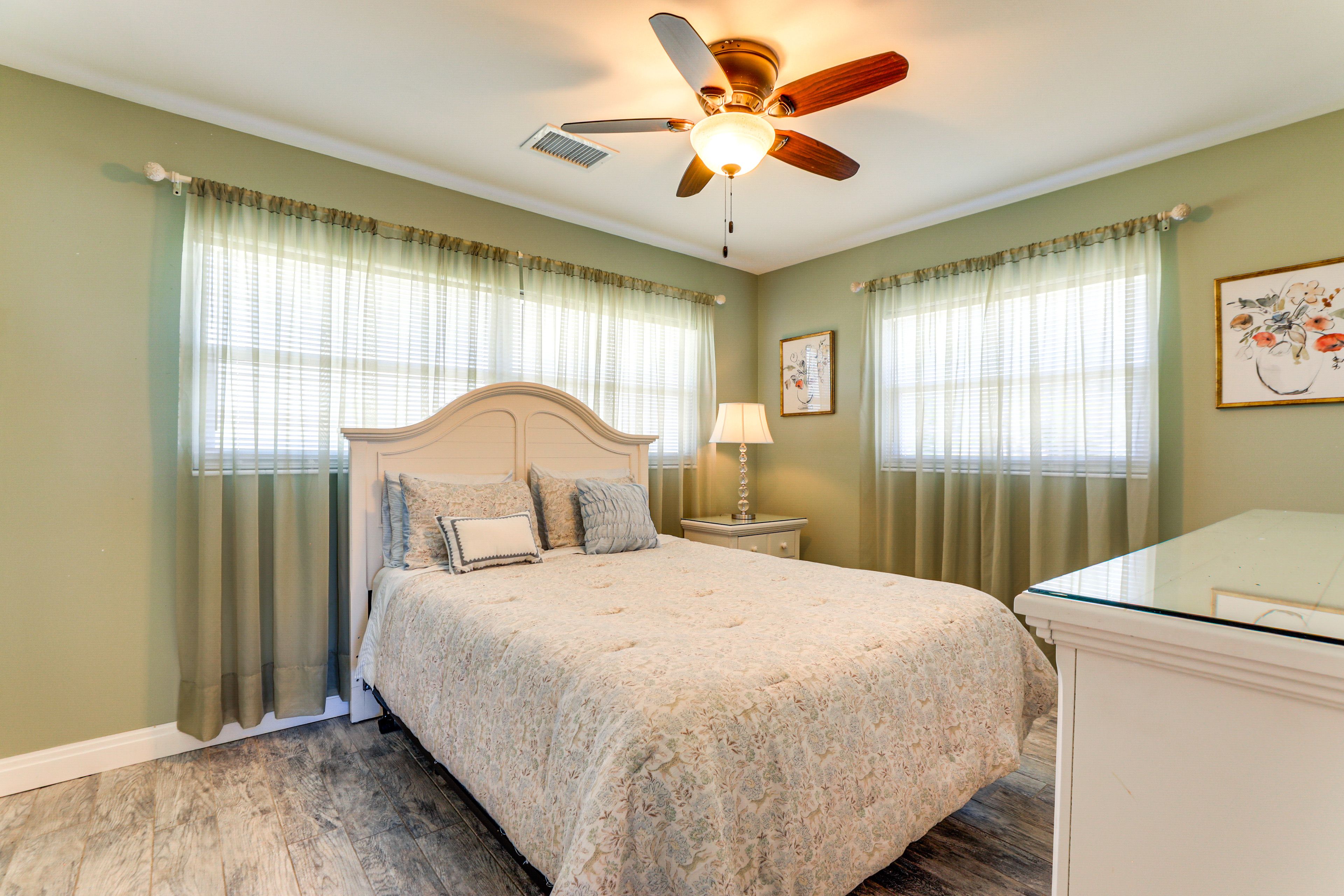 Bedroom 2 | Queen Bed