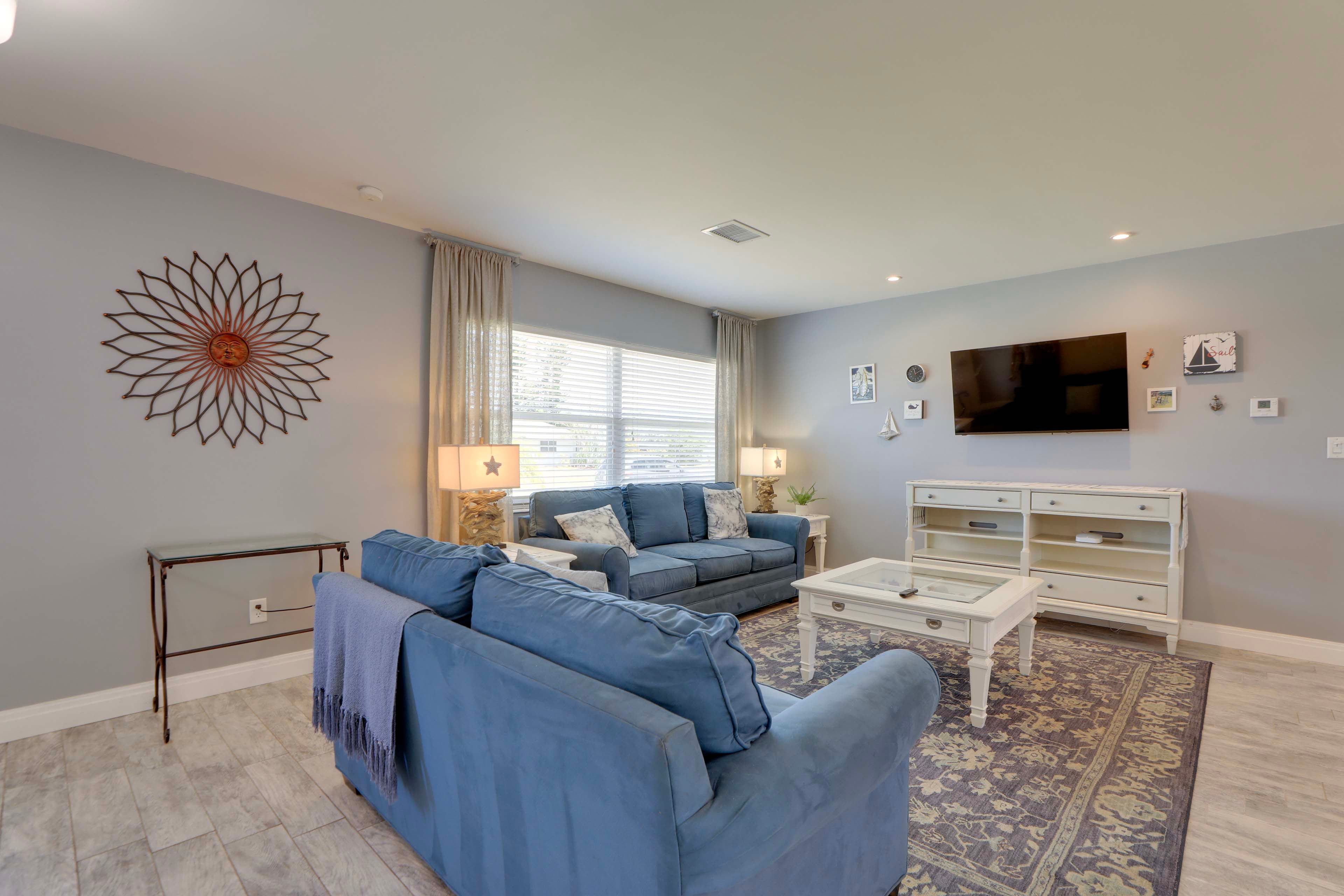 Living Room | Queen Sleeper Sofa | Smart TV w/ Cable | Central Heating & A/C