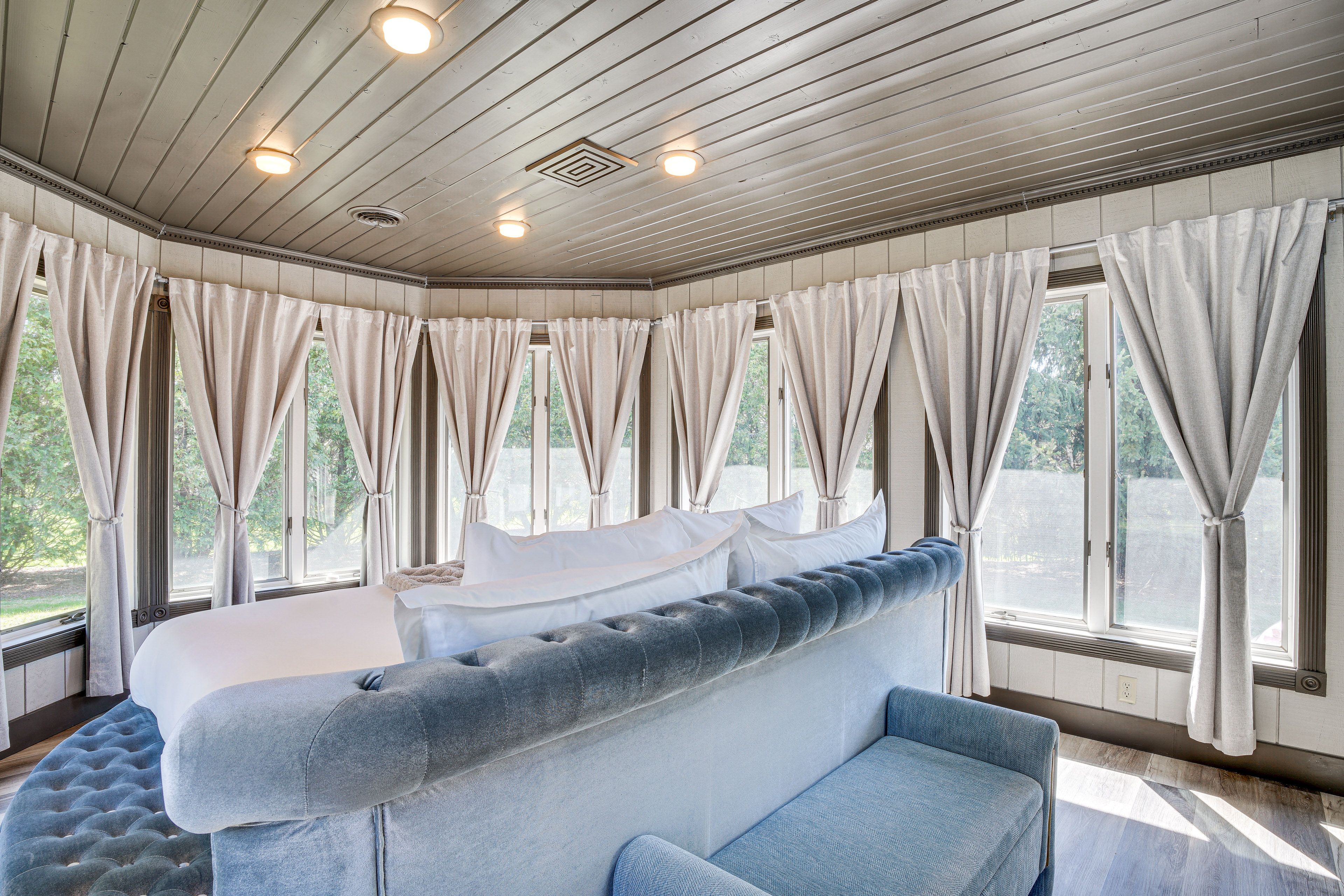 Bedroom | King Bed | Linens Provided