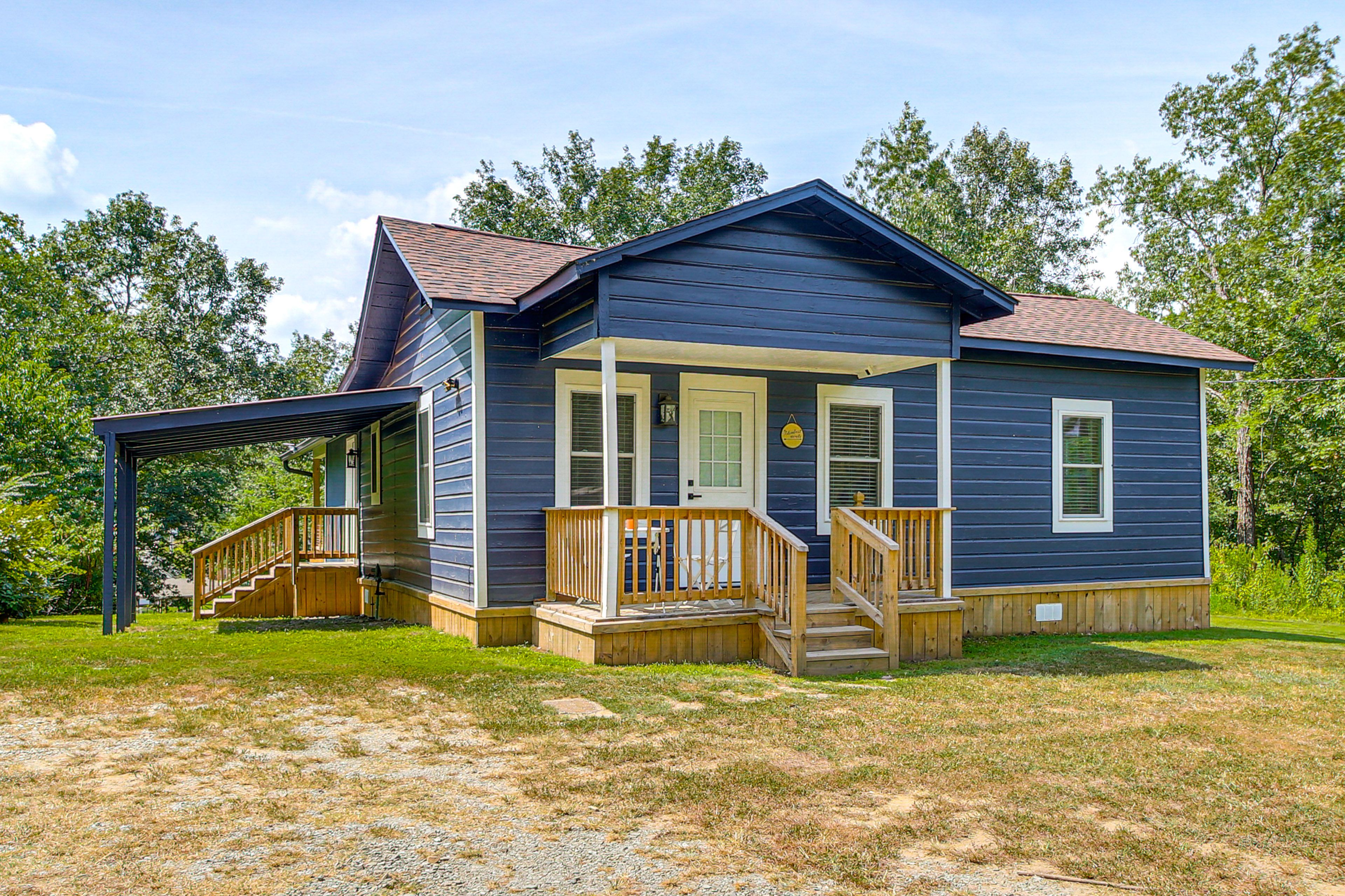 Parking | Driveway (4 Vehicles) | RV/Trailer Parking Available