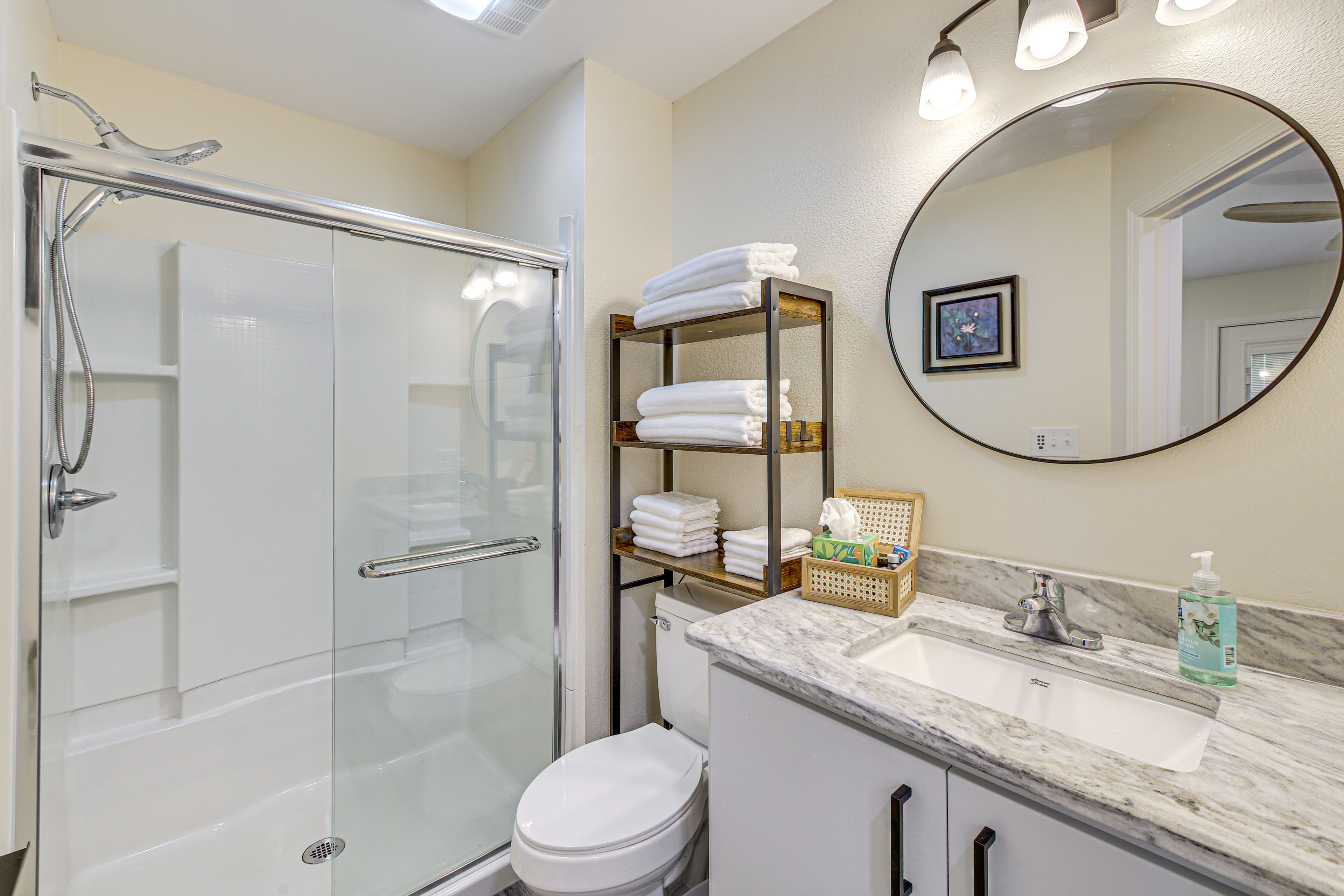 Full Bathroom | Towels Provided