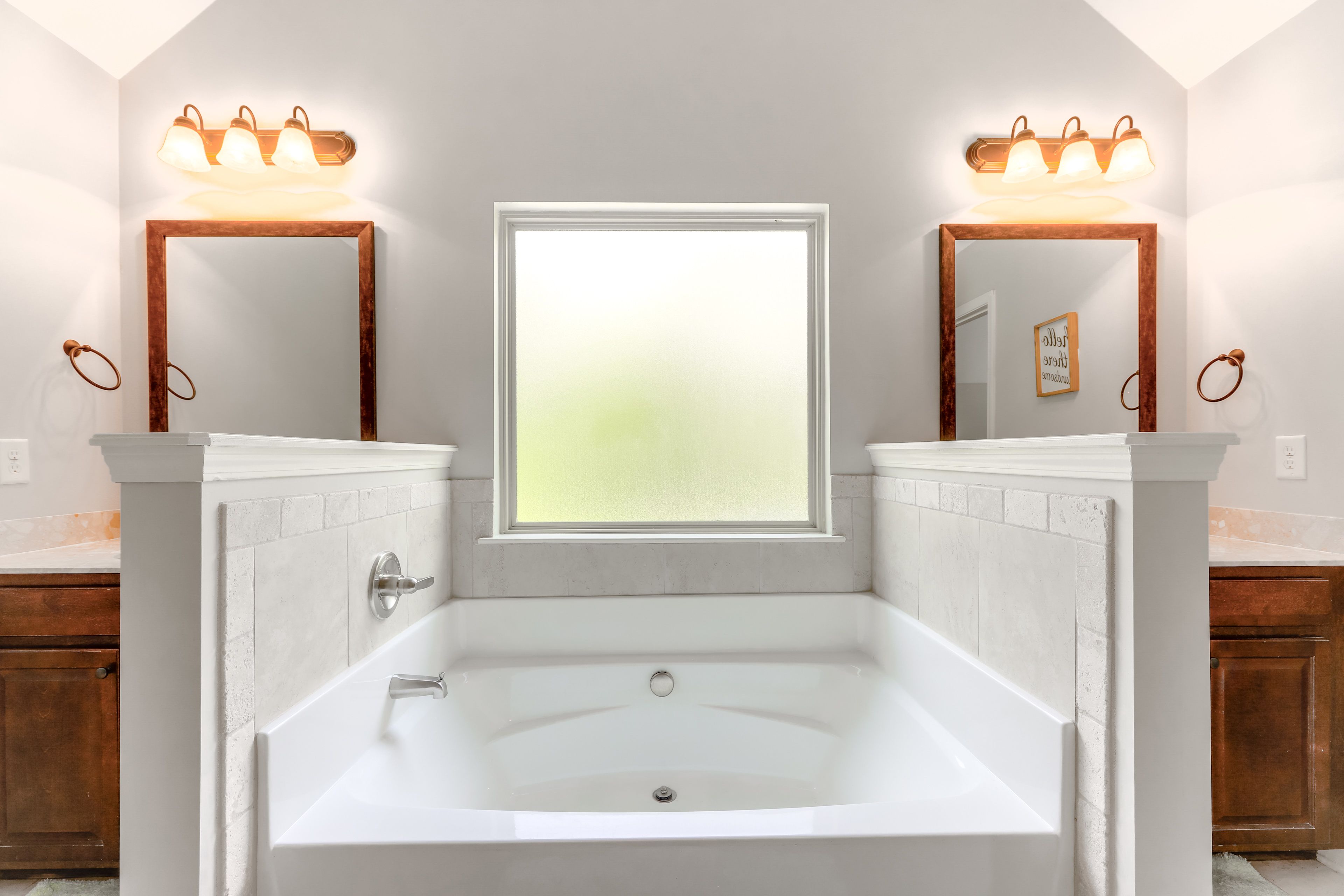 Full Bathroom | Towels Provided | Garden Tub | 2nd Floor