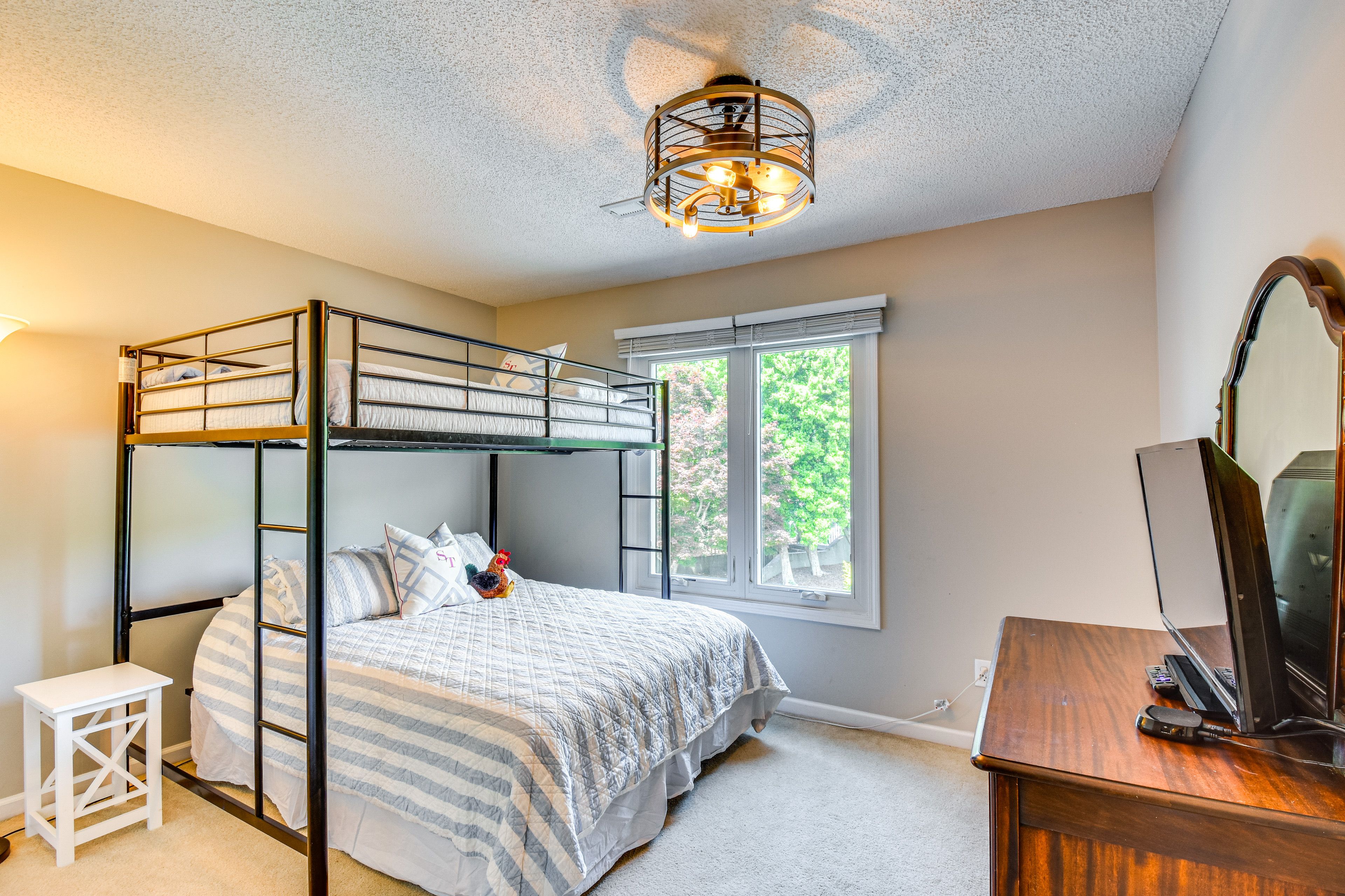 Bedroom 2 | Queen Bed