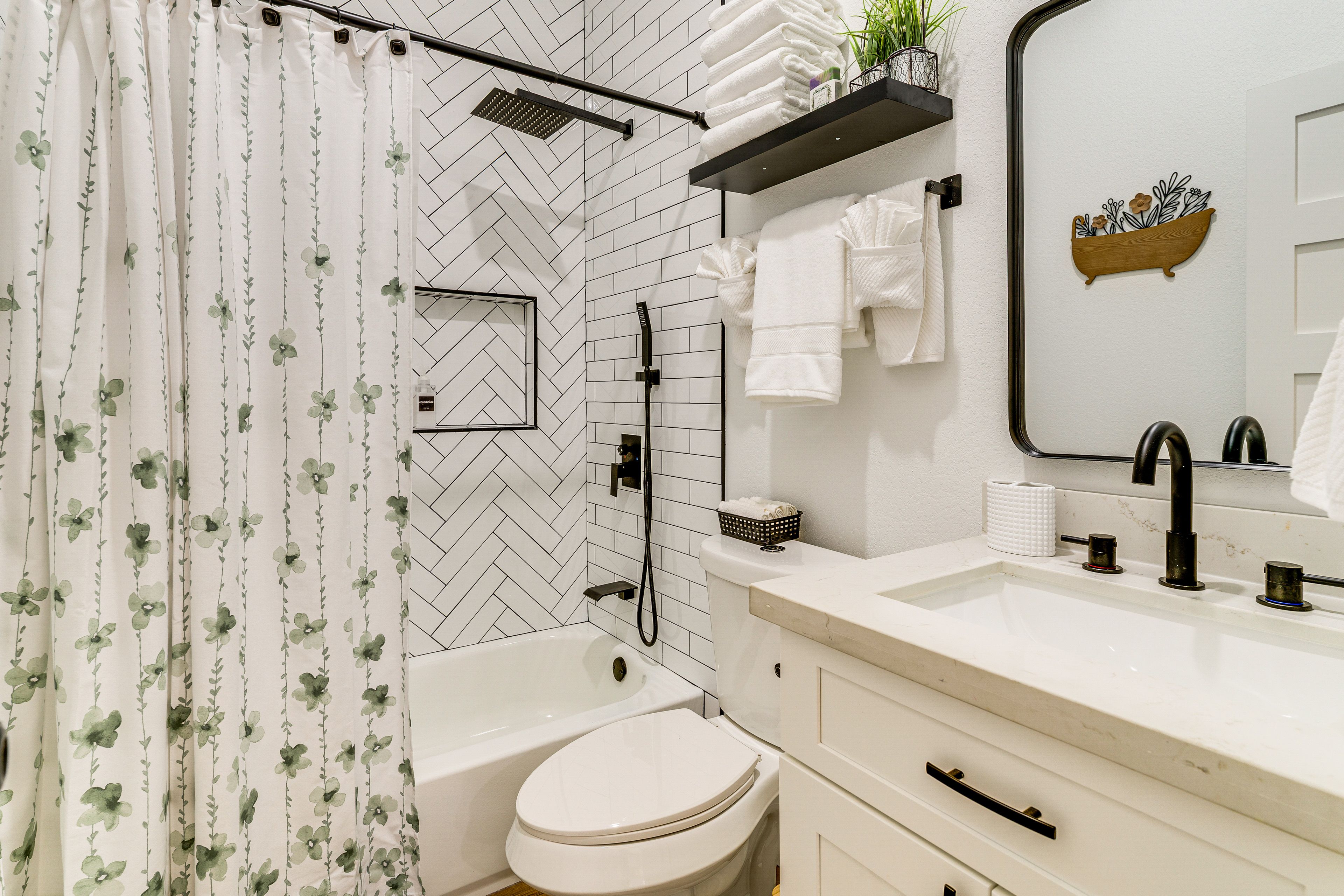 Full Bathroom | Complimentary Toiletries