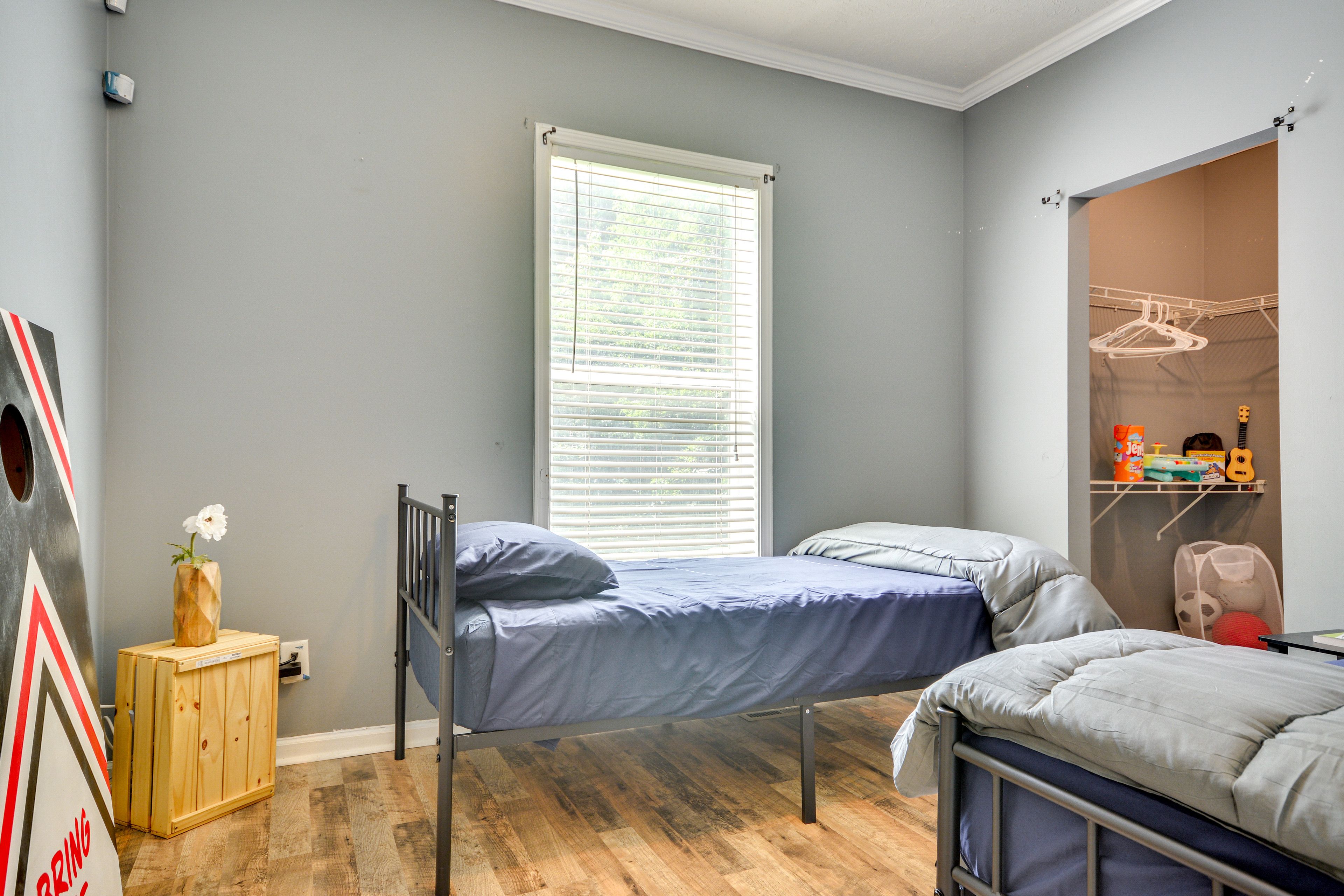 Bedroom 4 | 2 Twin Beds | Children's Books