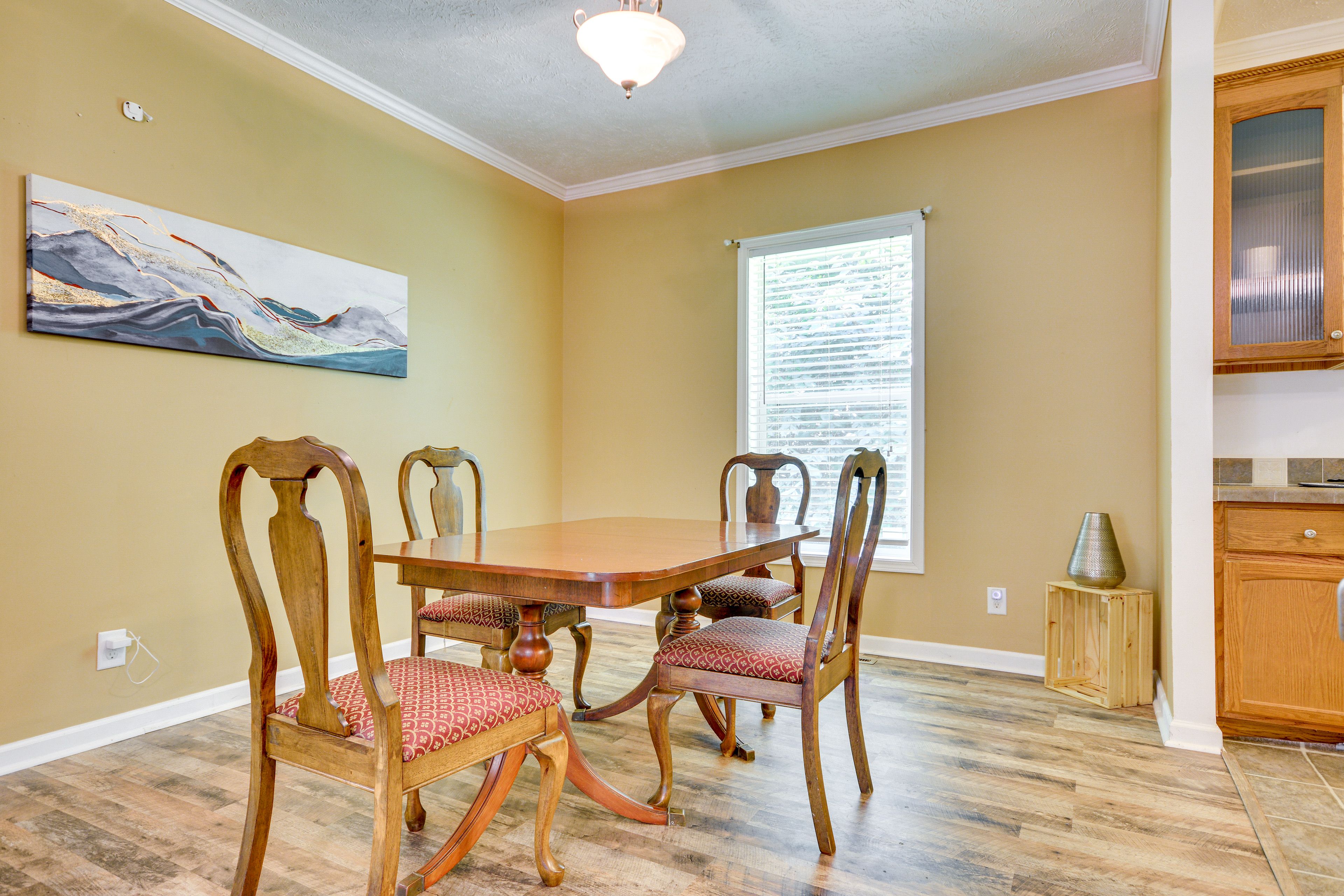 Dining Area | Dishware/Flatware Provided