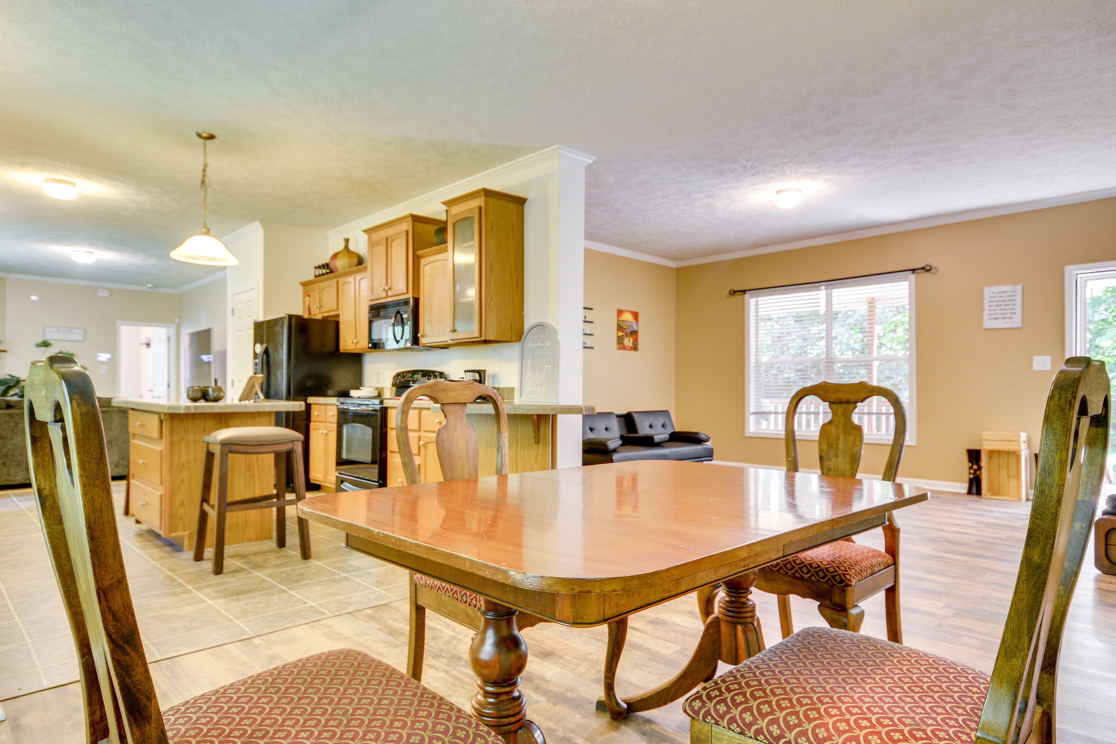 Dining Area | Free WiFi | Central Air Conditioning/Heat