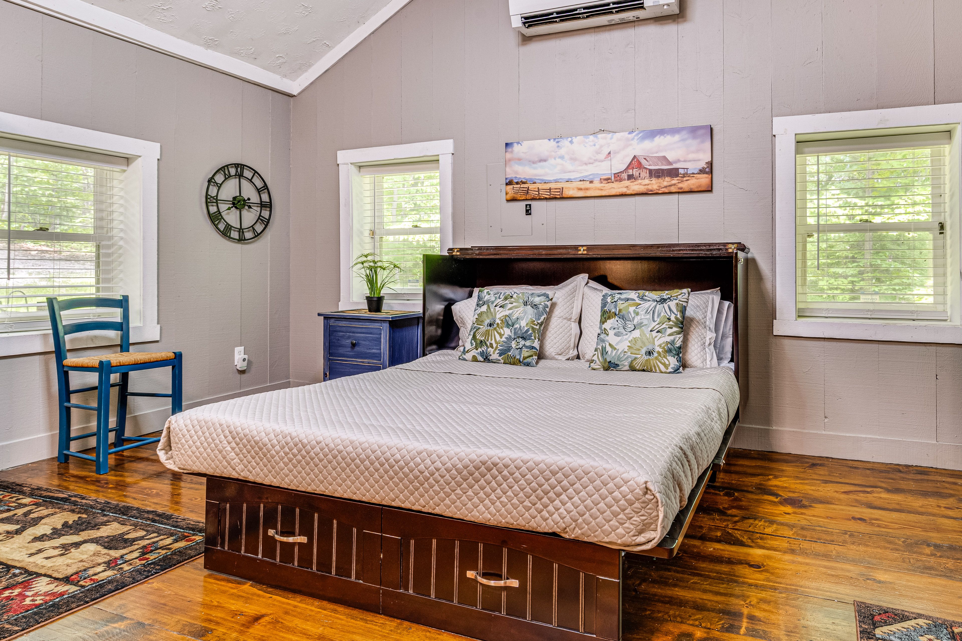 Studio | Queen Murphy Bed | Linens