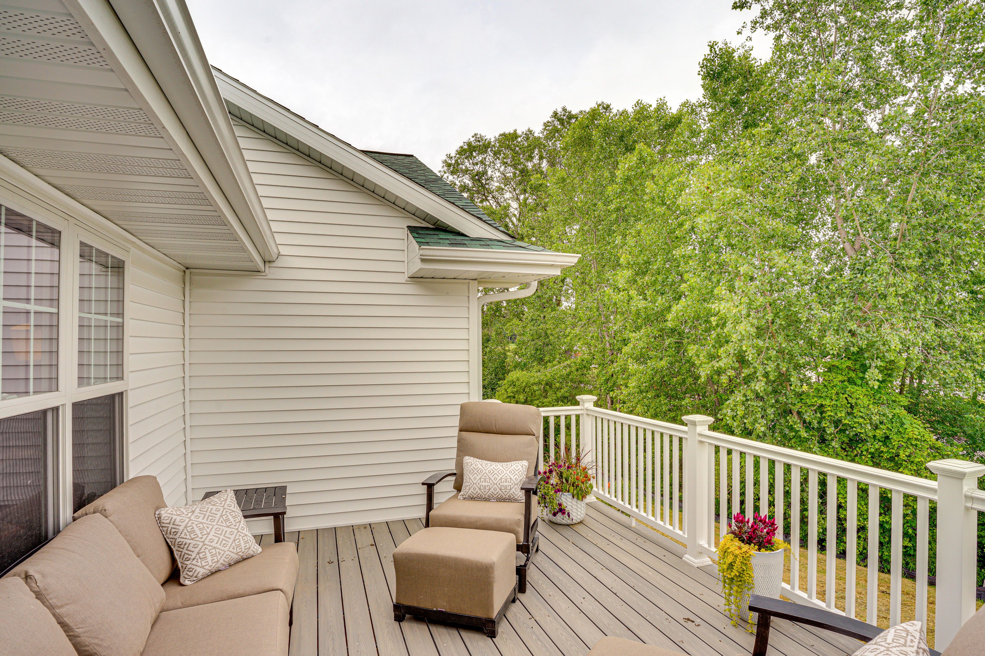 Rear Deck | Gas Grill | 0.5 Mi to Fireman's Park at Elkhart Lake