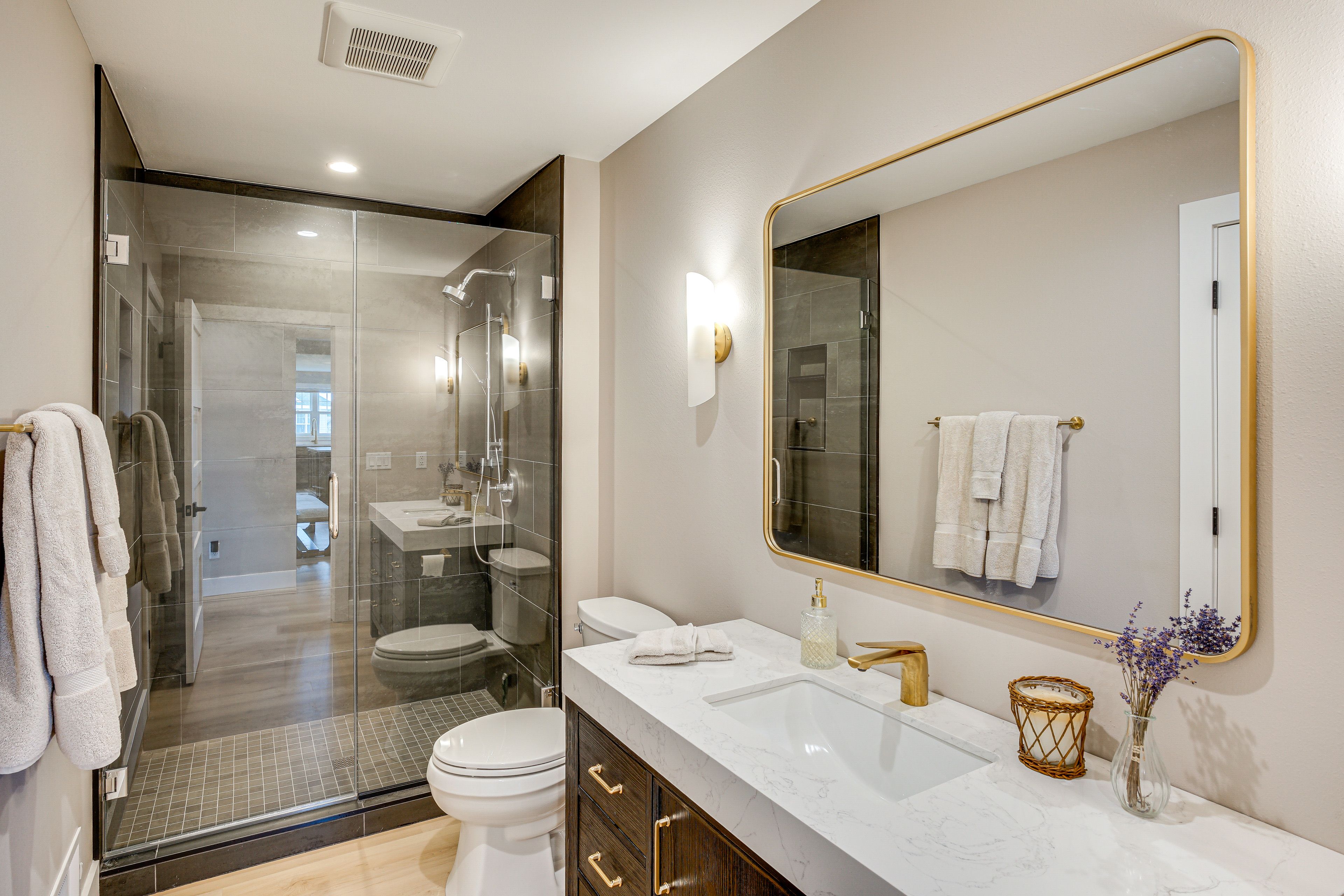 Full Bathroom | Main Level | Complimentary Toiletries | Hair Dryer