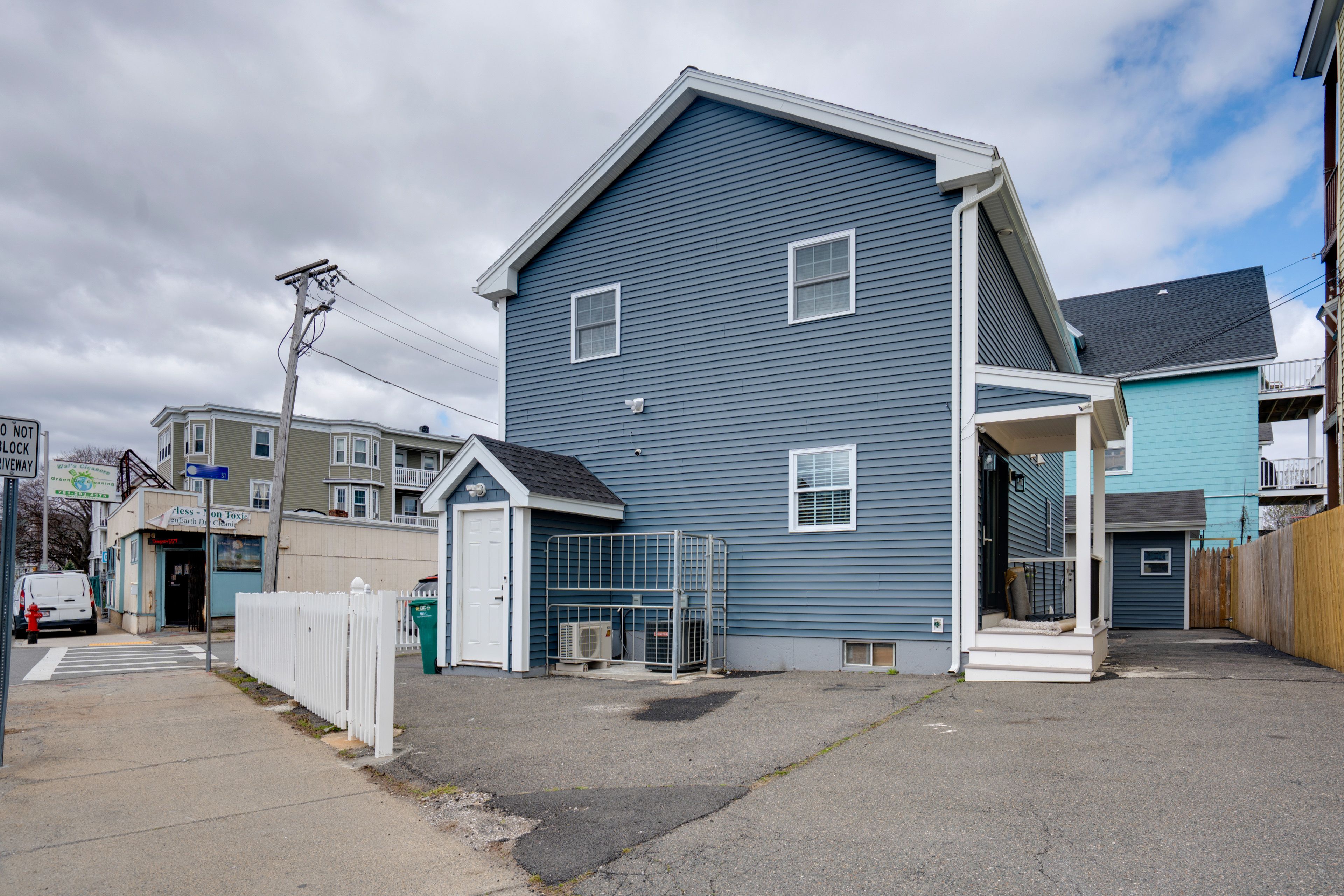 Driveway Parking (1 Vehicle) | Free Street