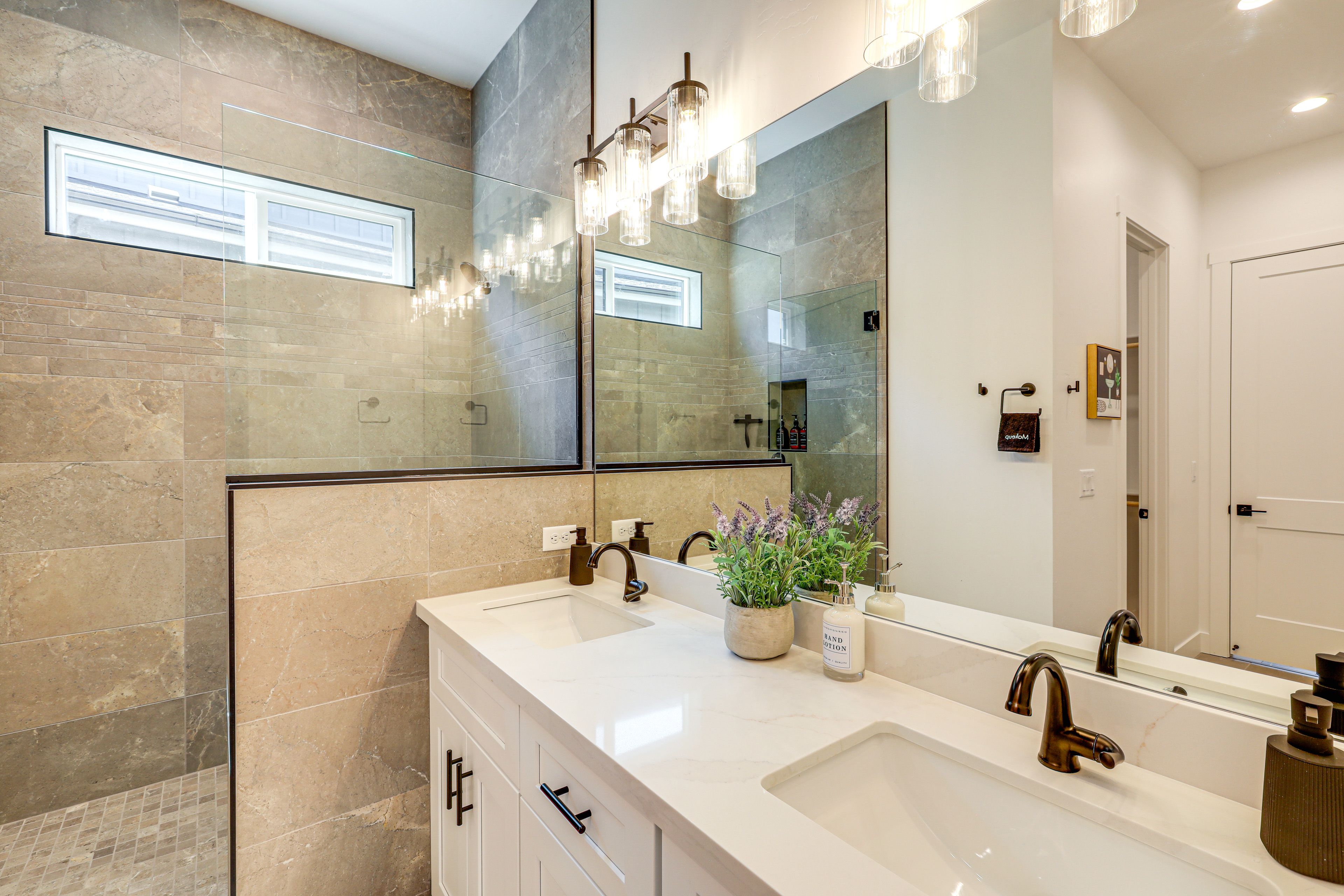 Full Bathroom | Towels Provided