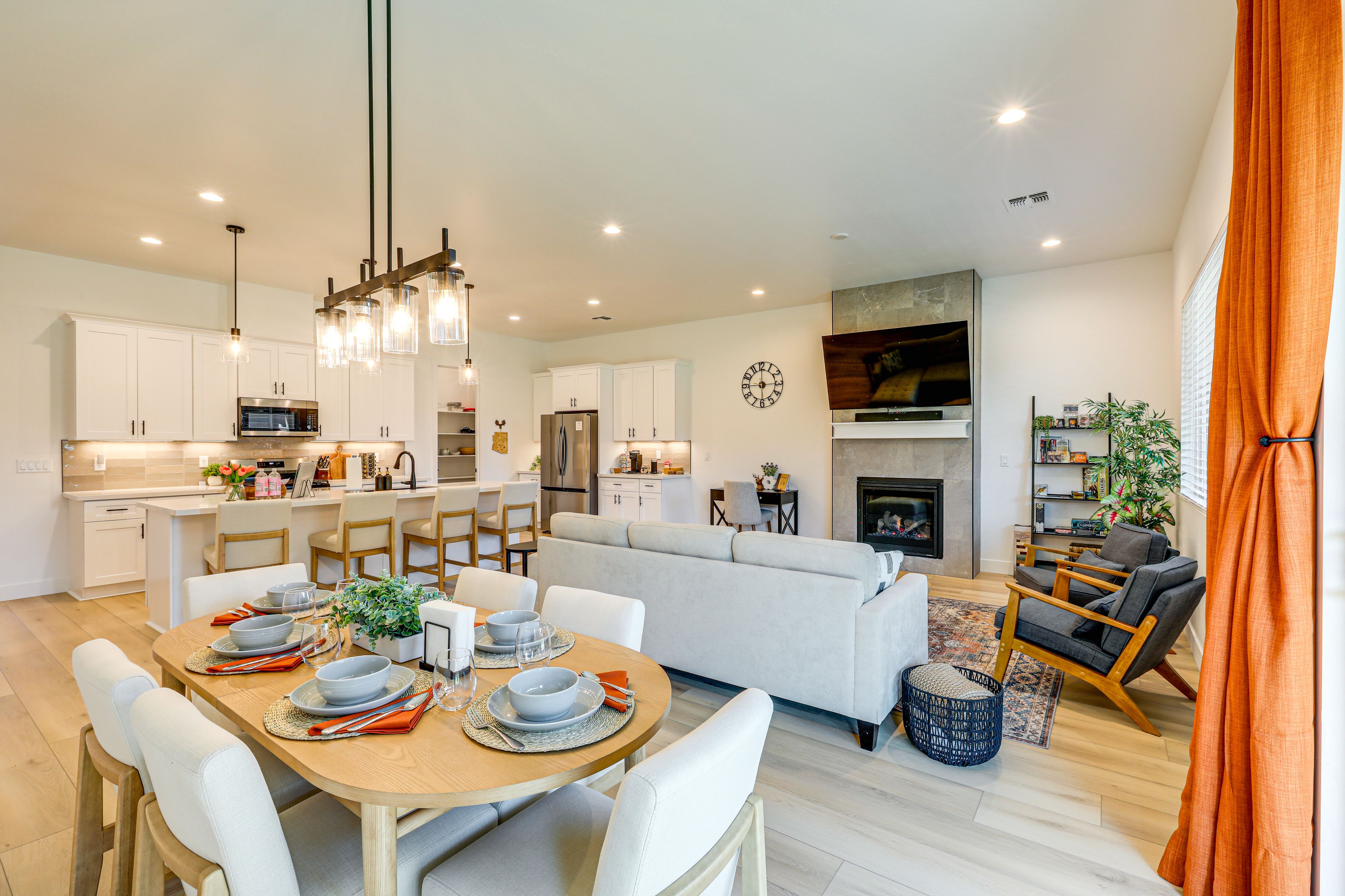 Living & Dining Area | Central A/C & Heating | Free WiFi
