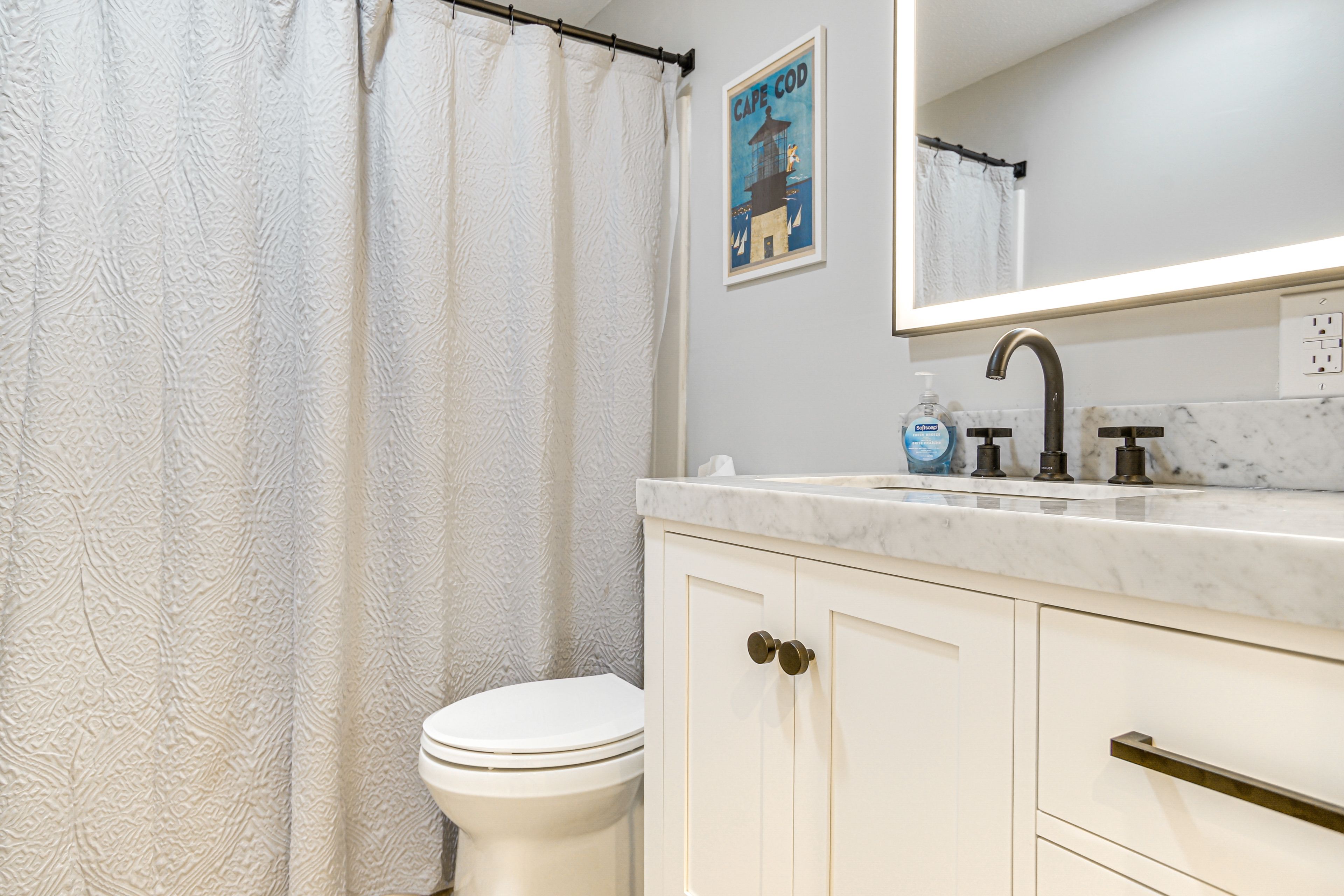 Full Bathroom | Main Level | Towels Provided