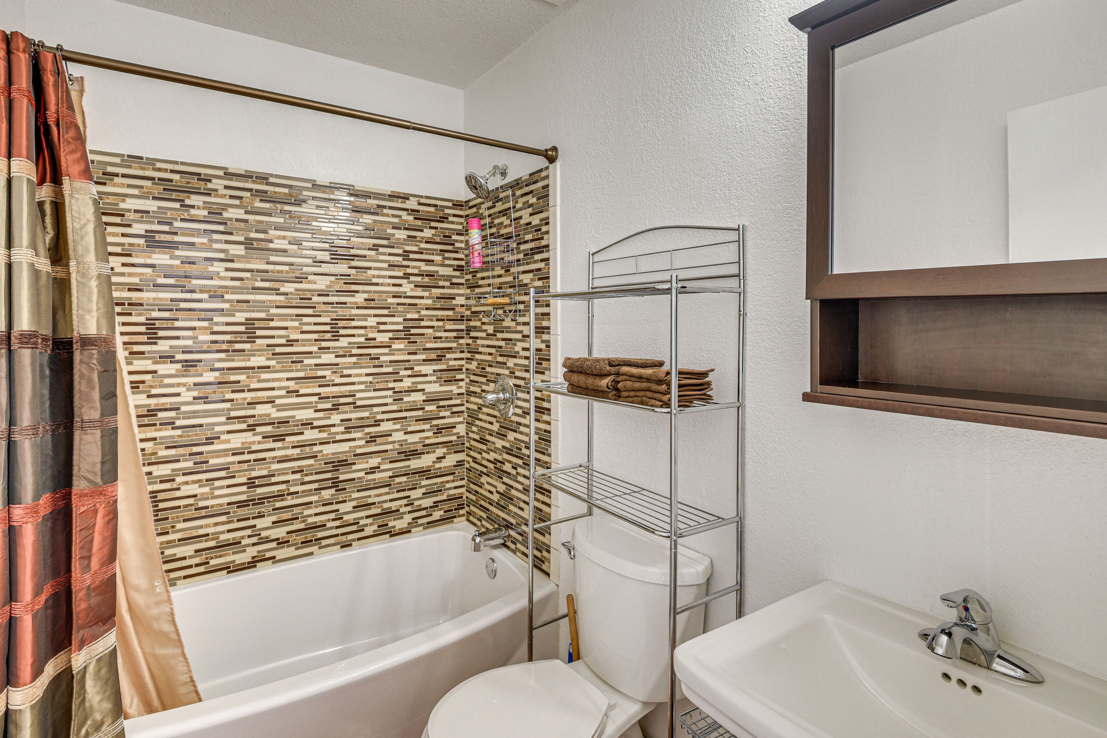 Full Bathroom | 1st Floor | Towels Provided | Complimentary Toiletries